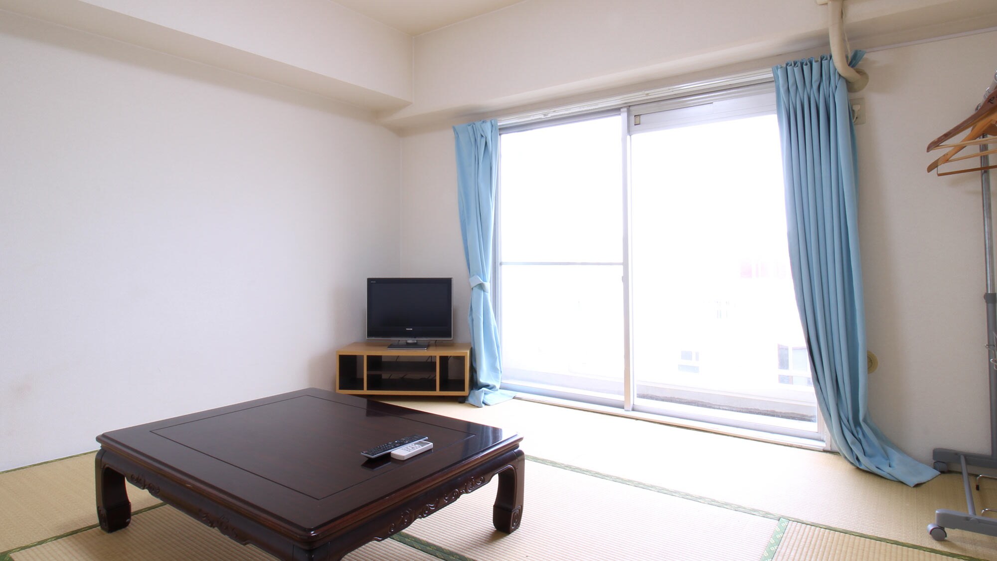 *Contoh kamar tamu: kamar bergaya Jepang atau kamar bergaya Barat. Ukuran kamar akan ditentukan berdasarkan jumlah orang.