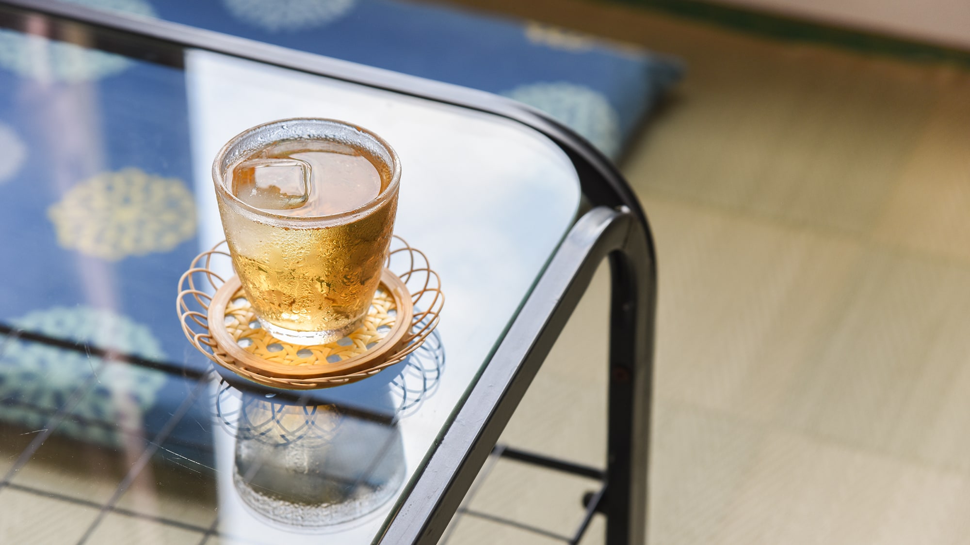 *[In-room example] A great way to relax in your room. Take a break with some cold tea.