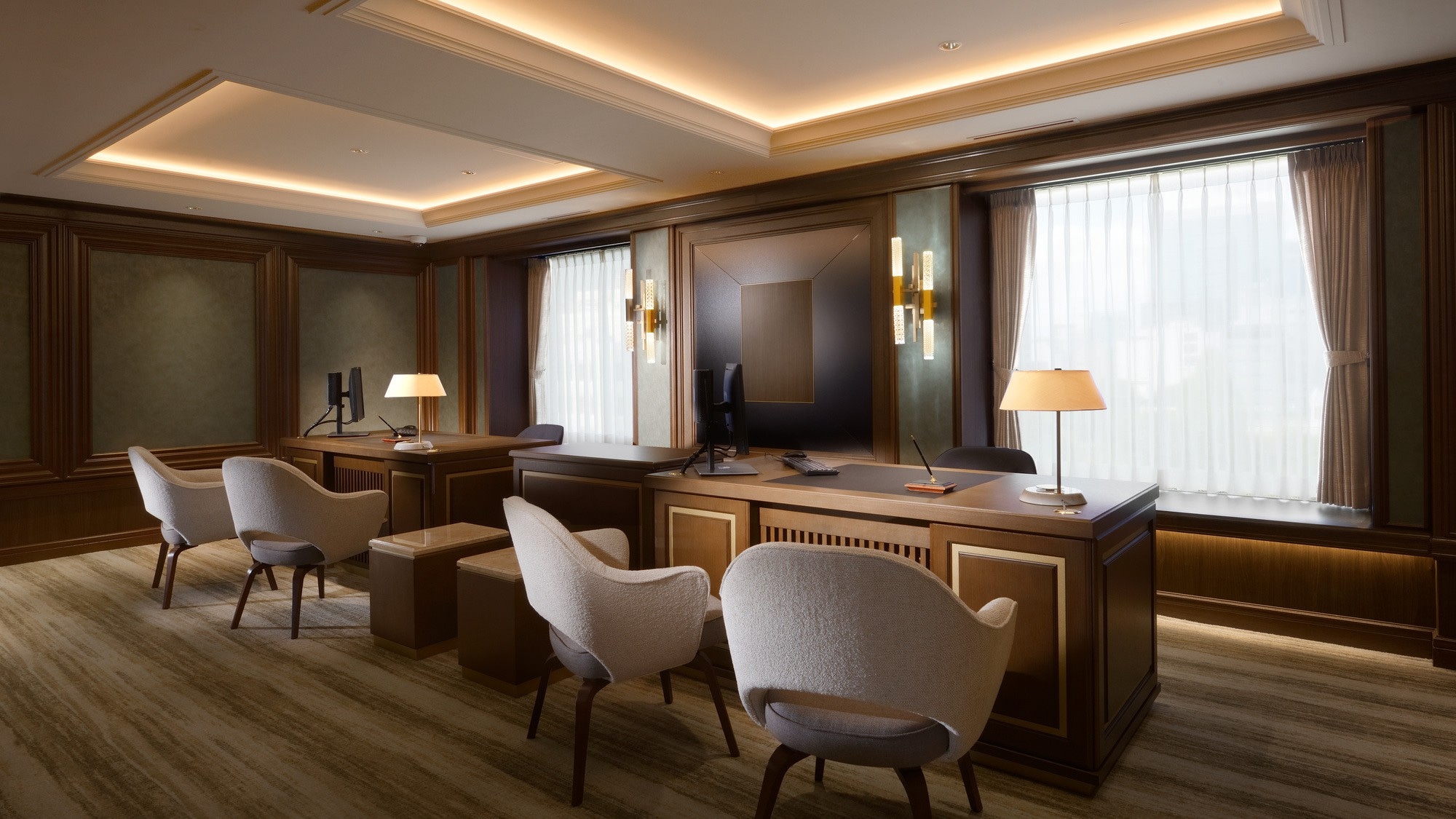 【6楼前台】坐在优质沙发上办理入住和退房