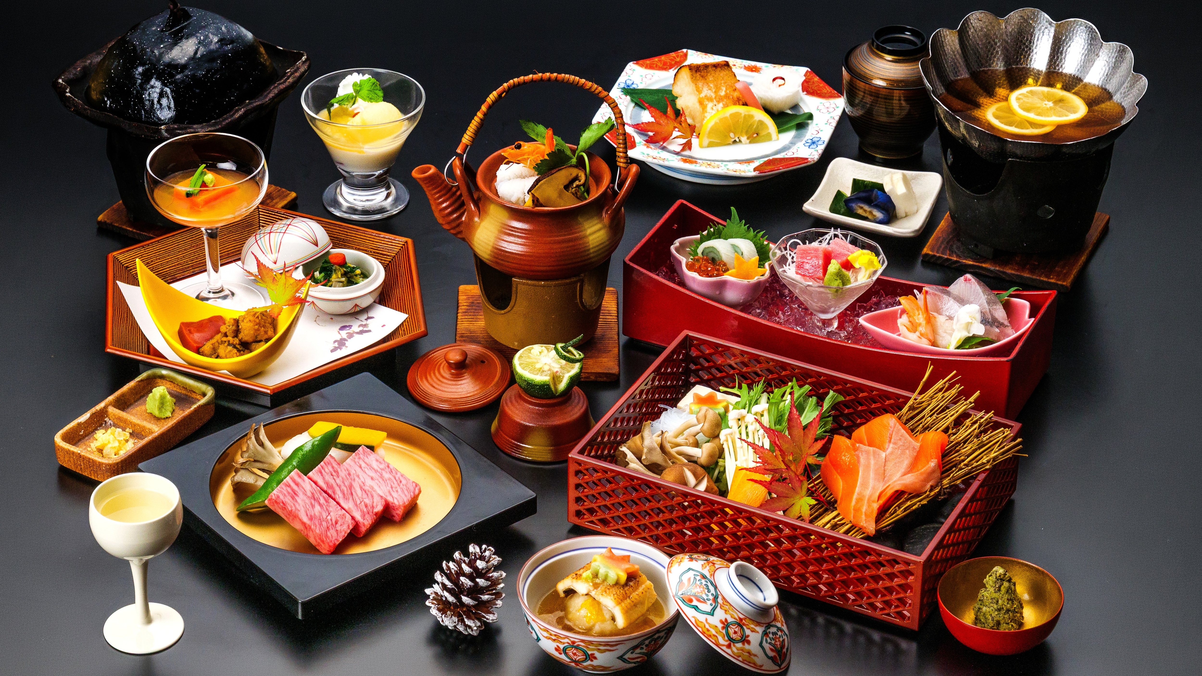Hidangan kaiseki mewah musim gugur yang menampilkan steak daging sapi Omi, hot pot yang diresapi aroma jeruk yuzu, dan sup jamur matsutake (gambar).