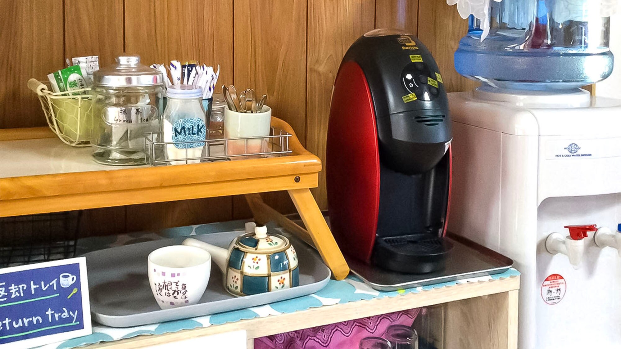 ・ Please enjoy free drinks such as coffee and tea whenever you like.