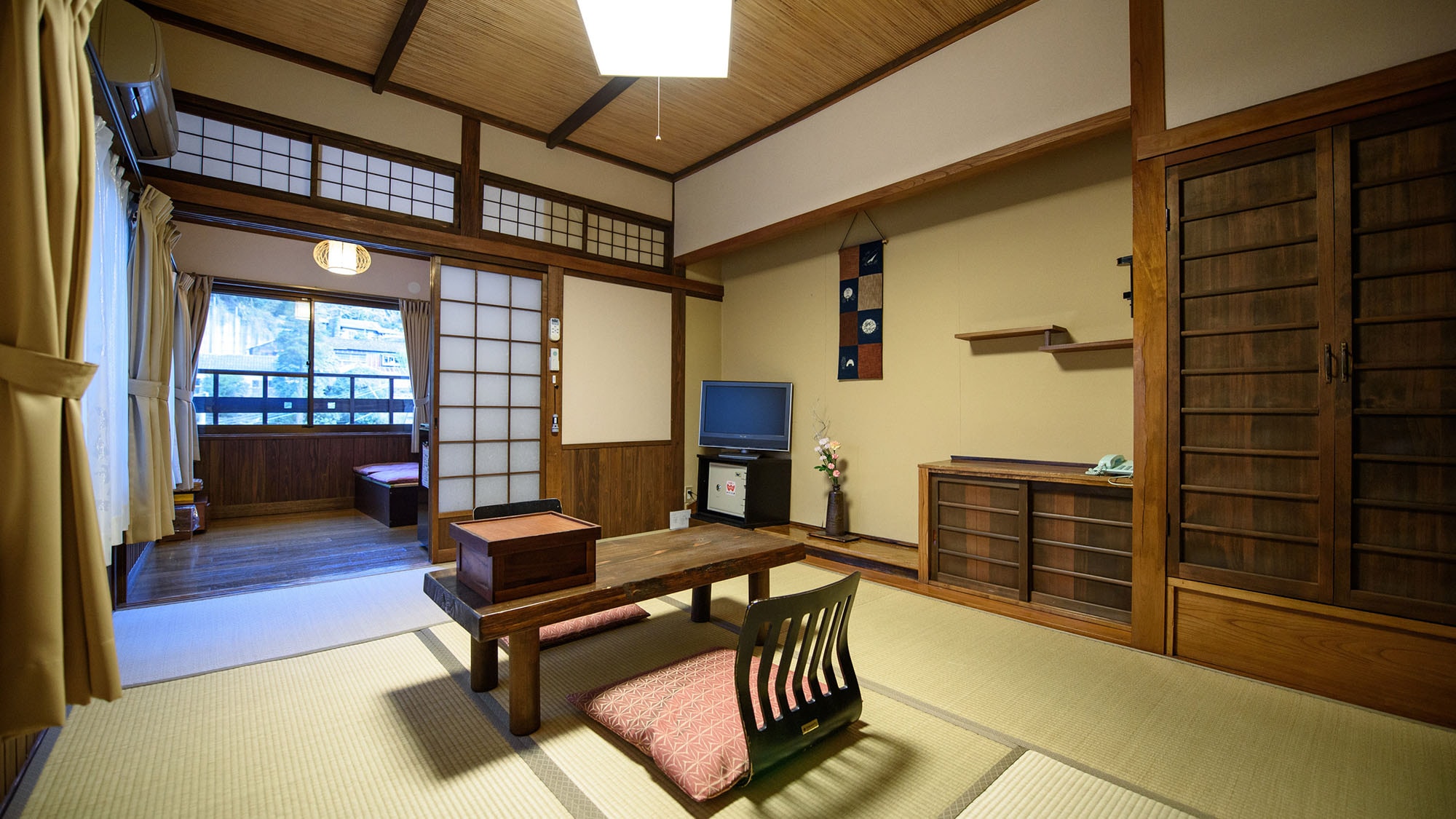 ●[Bangunan utama] Kamar bergaya Jepang (6 tikar tatami + 4 setengah ruang kayu tatami)