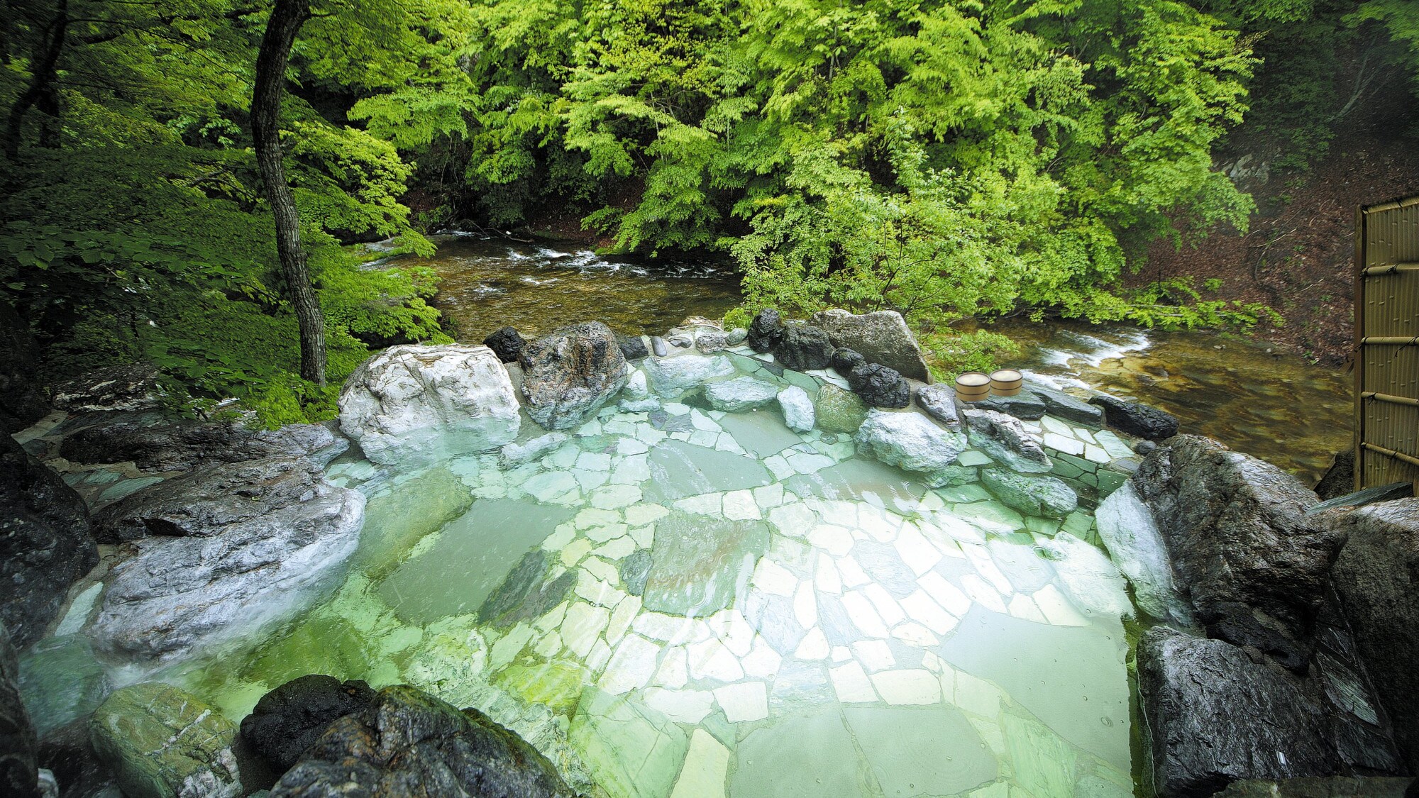 [Open-air bath/view and scent of water (male/female)]