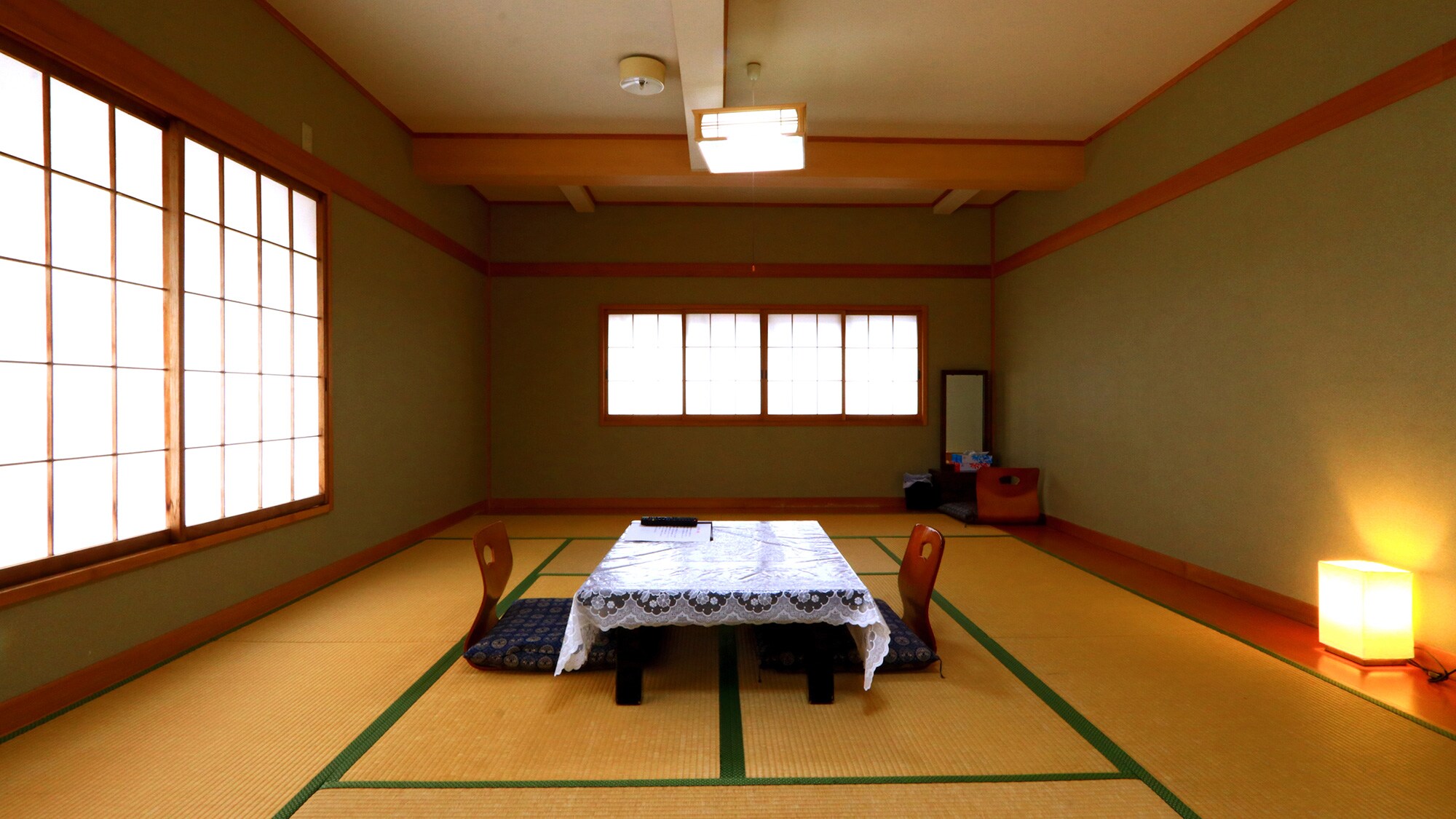 A spacious 10 tatami Japanese-style room.