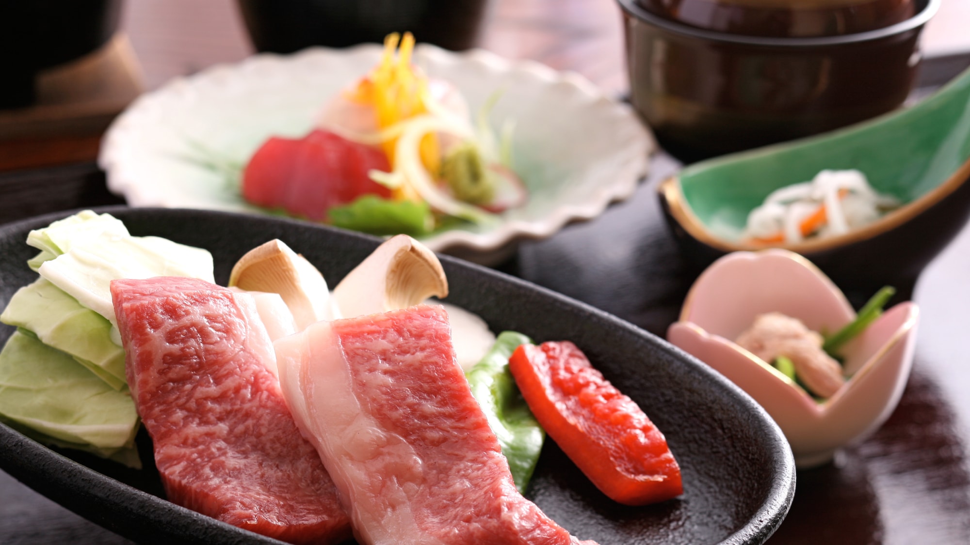 Enjoy "Marbled Shinseki Beef" in your preferred style from three options: <Sukiyaki> <Yakiniku> <Shabu-shabu>