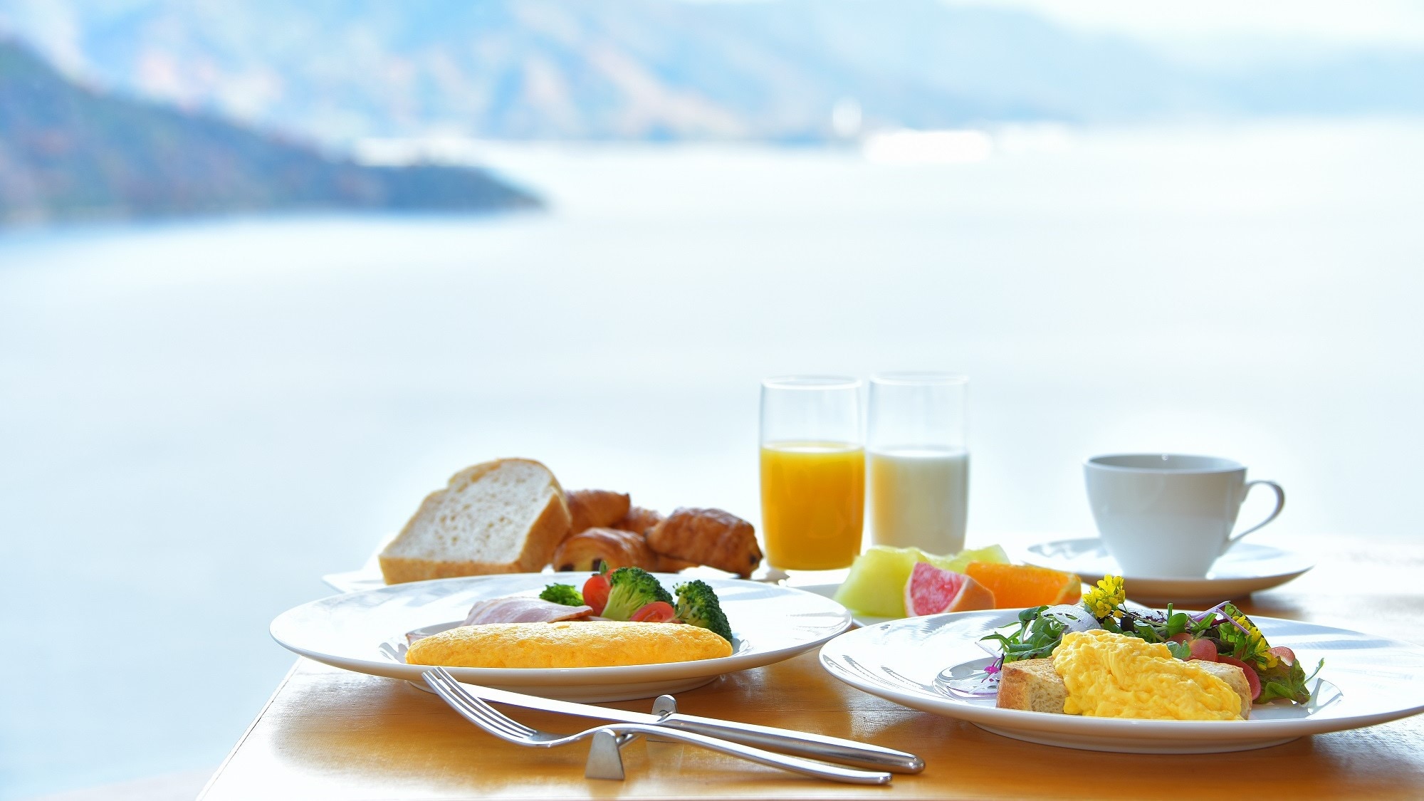 早餐：瀨戶內早餐&helip;（*日式和西式自助餐圖片）一邊眺望瀨戶內海的美景