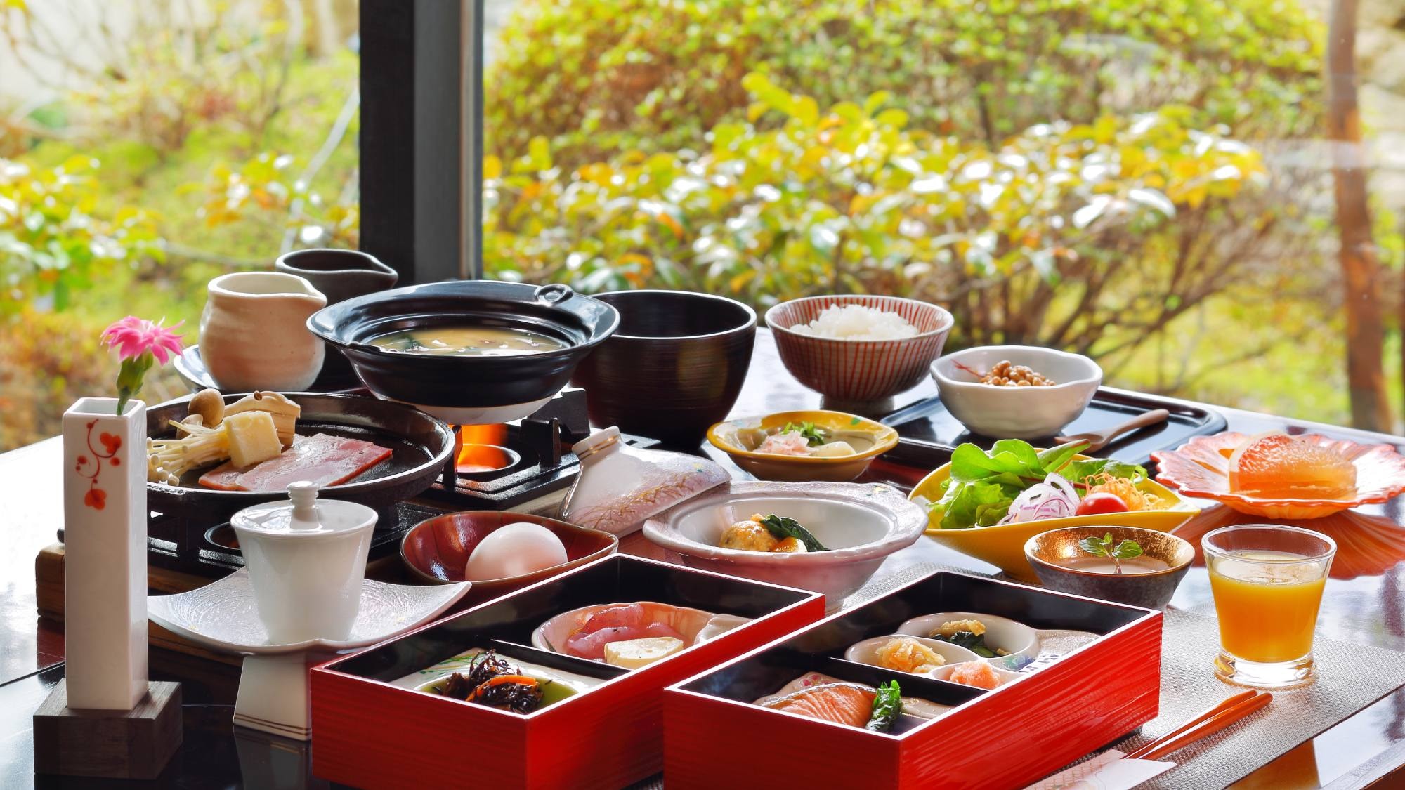 [ตัวอย่างอาหารเช้า] สำหรับอาหารเช้า เราใช้วัตถุดิบตามฤดูกาลมากมายจากจังหวัดโทจิงิเพื่อเตรียมเมนูที่อบอุ่นและดีต่อสุขภาพ