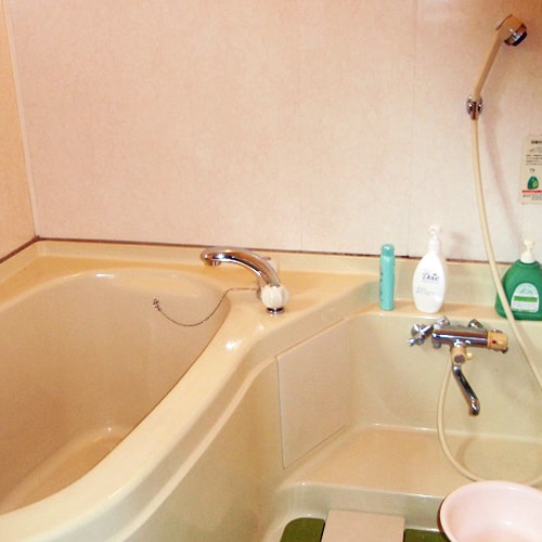 *[Bath] Baths are rented by the hour for each guest.