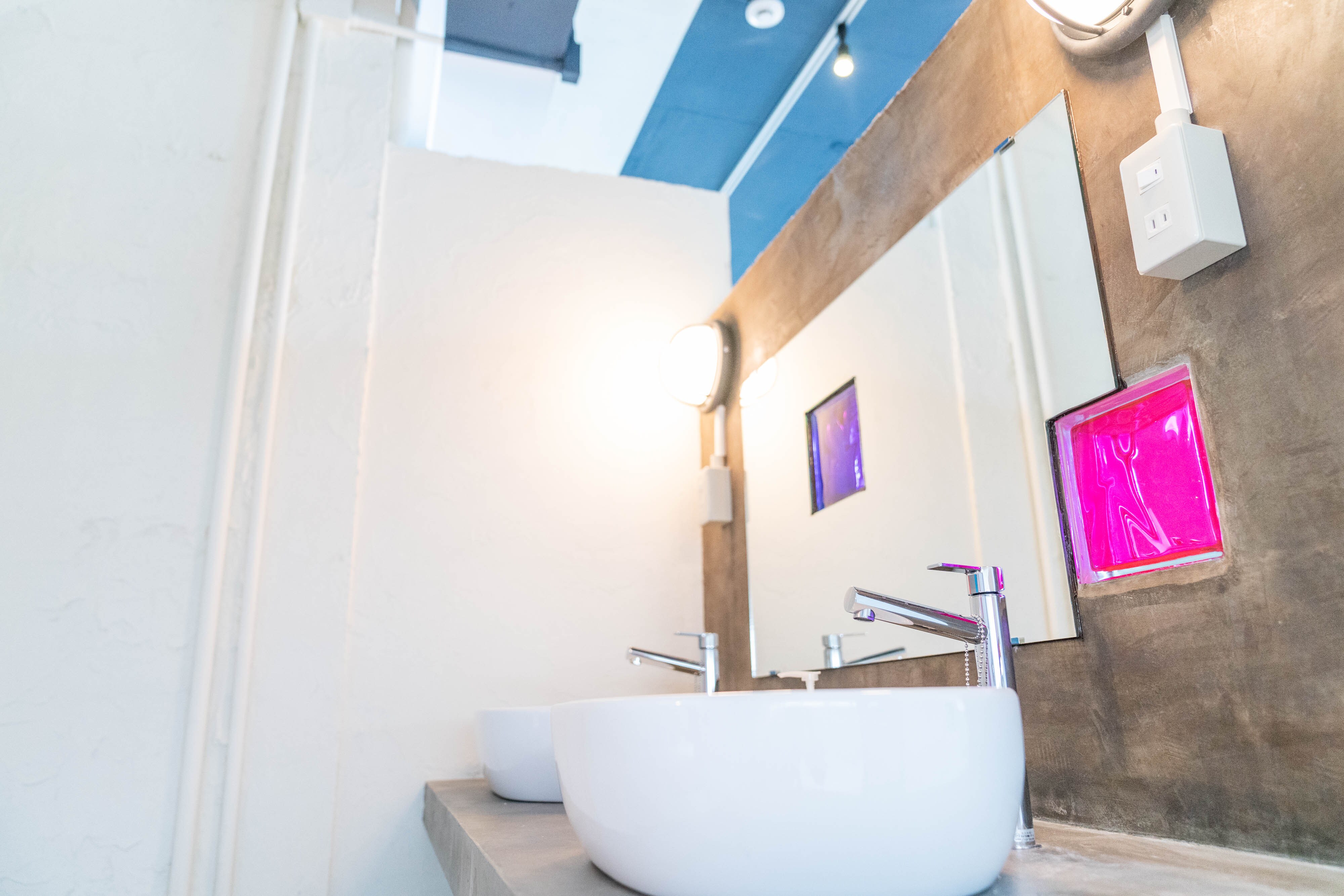 Women's room washbasin
