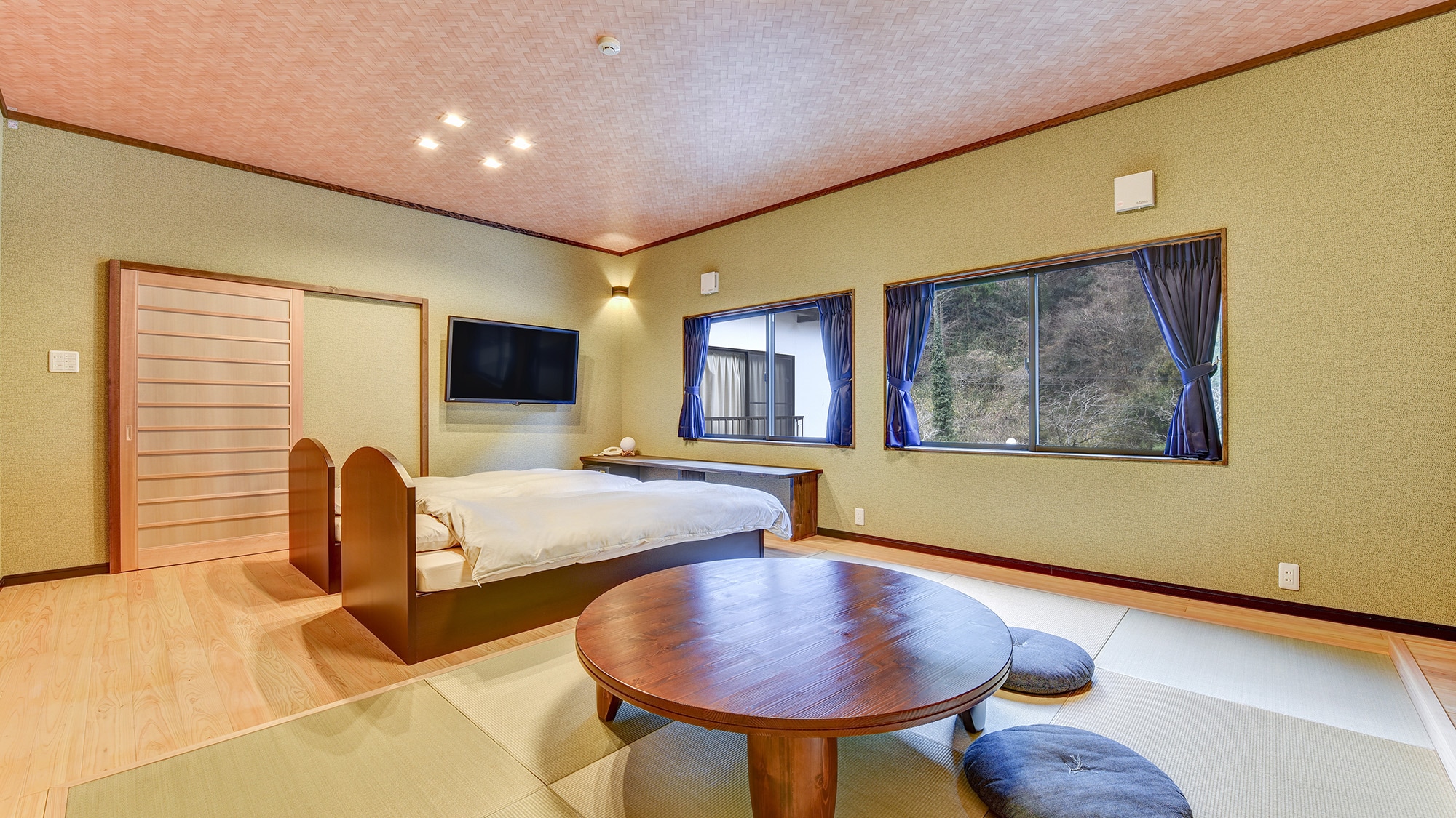 * [Japanese-Western room with 13 tatami mats (with toilet and hot spring bath)] Plenty of space to spread out your luggage.
