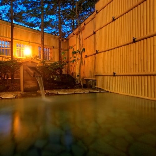 [Open-air bath] Time passes slowly while listening to the murmuring of the river...