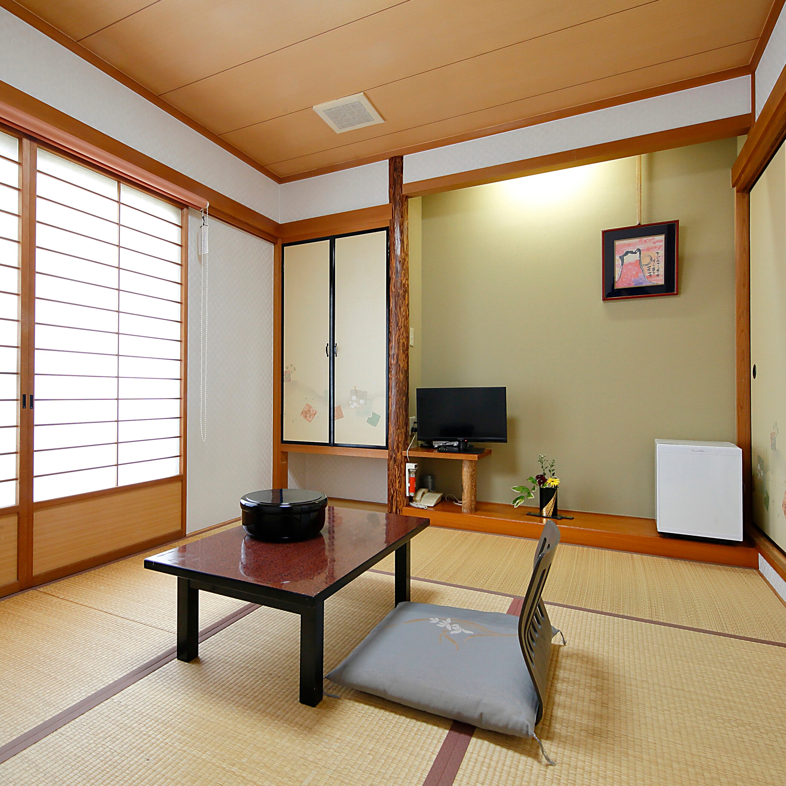 [Japanese-style room for several people] Stretch your legs and relax.