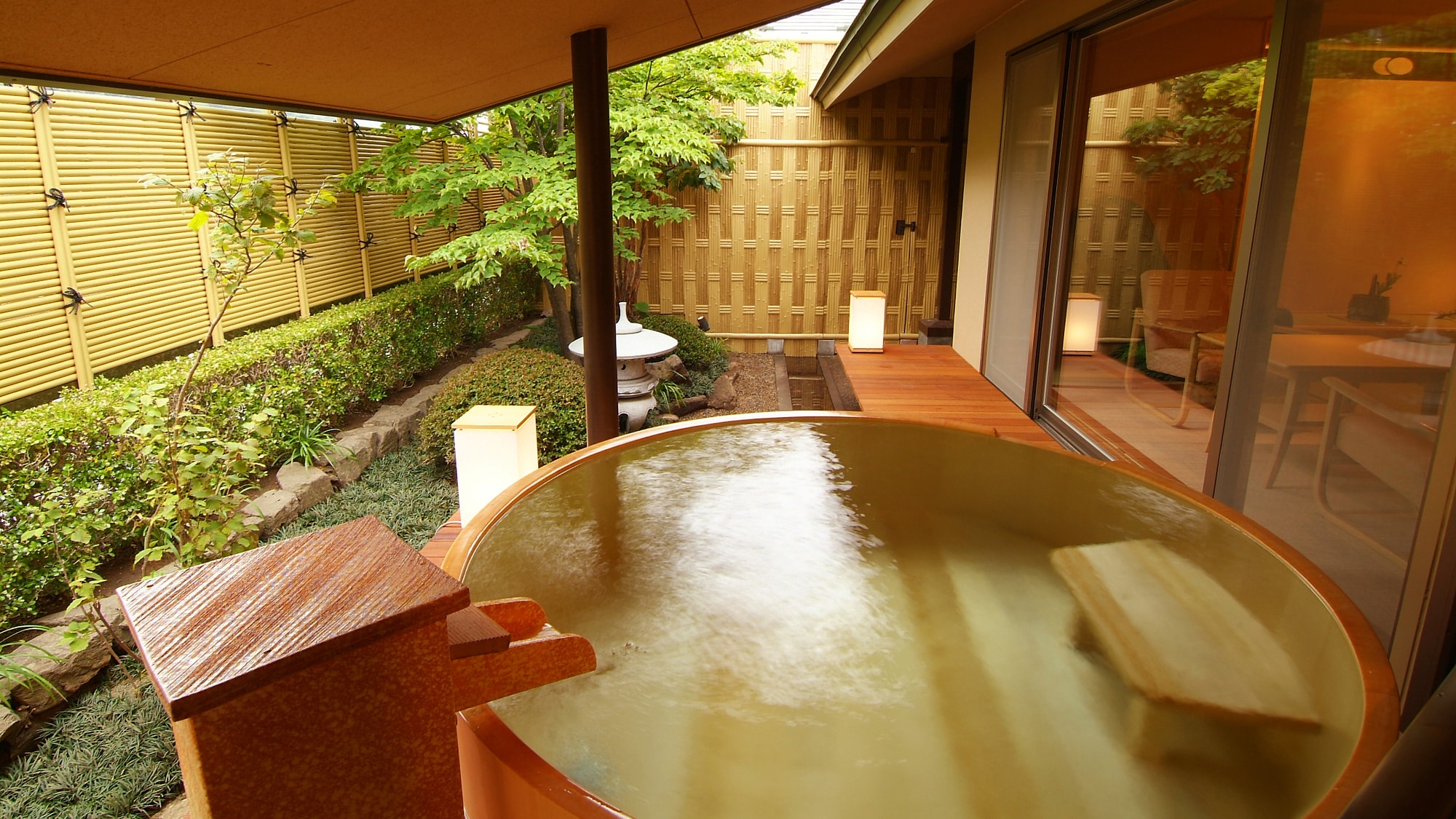 An example of an open-air bath at detached Shorintei