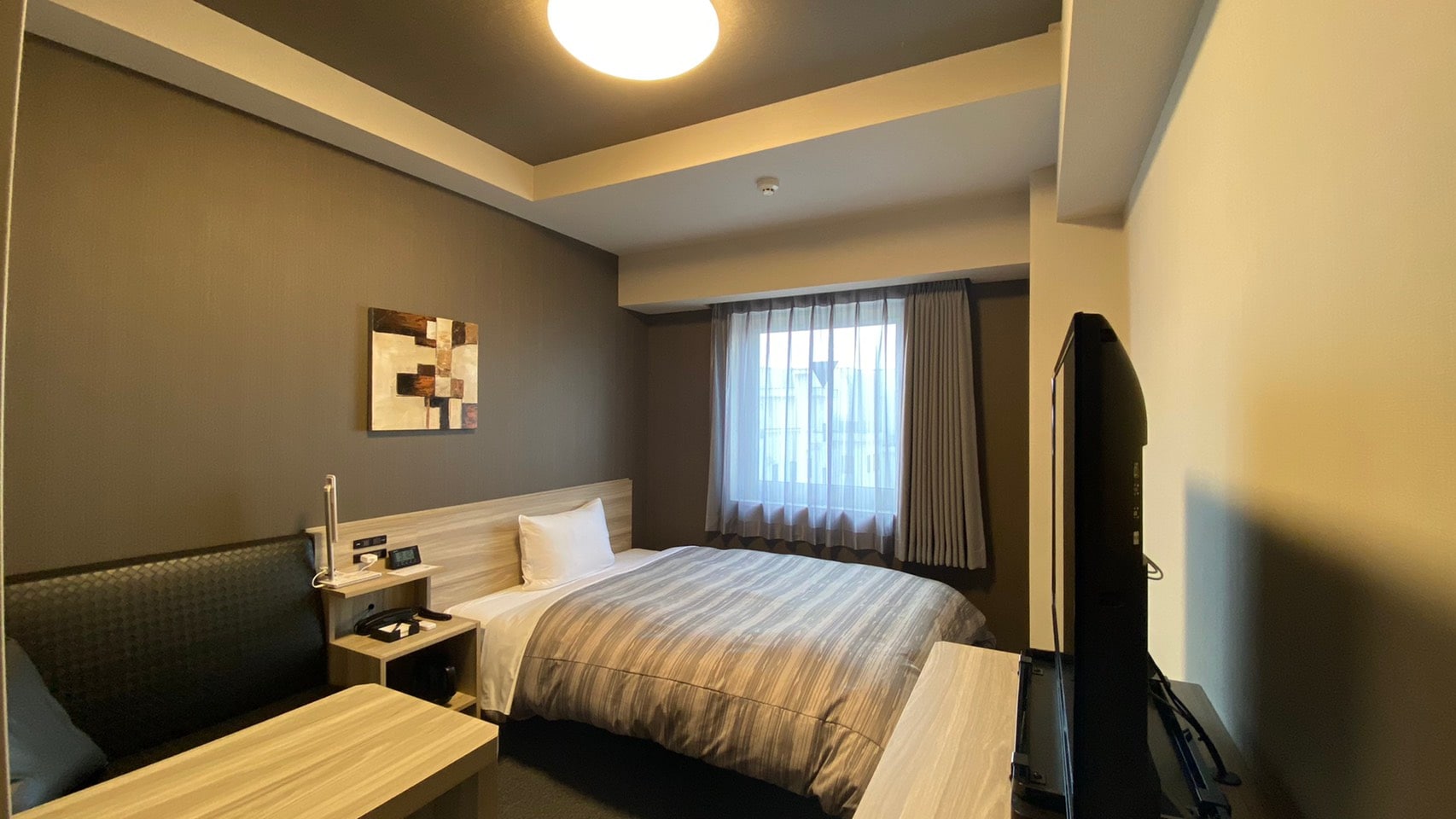 [Single room]　◆Bed width 130cm x 200cm　◆40-inch TV
