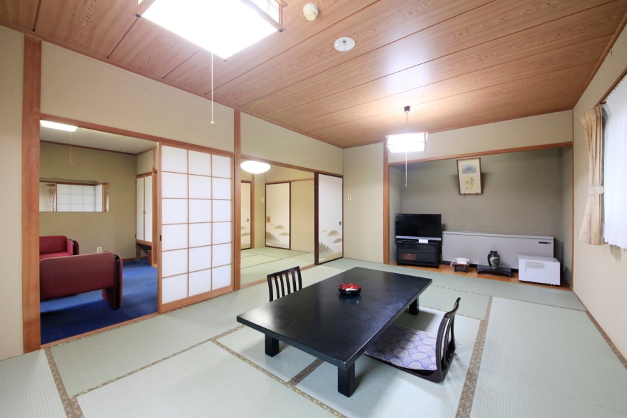 ห้องสไตล์ญี่ปุ่นริมลำธารบนภูเขาในอาคารหลัก 16 เสื่อทาทามิ (ชั้น 3) พร้อมอ่างอาบน้ำและห้องสุขา