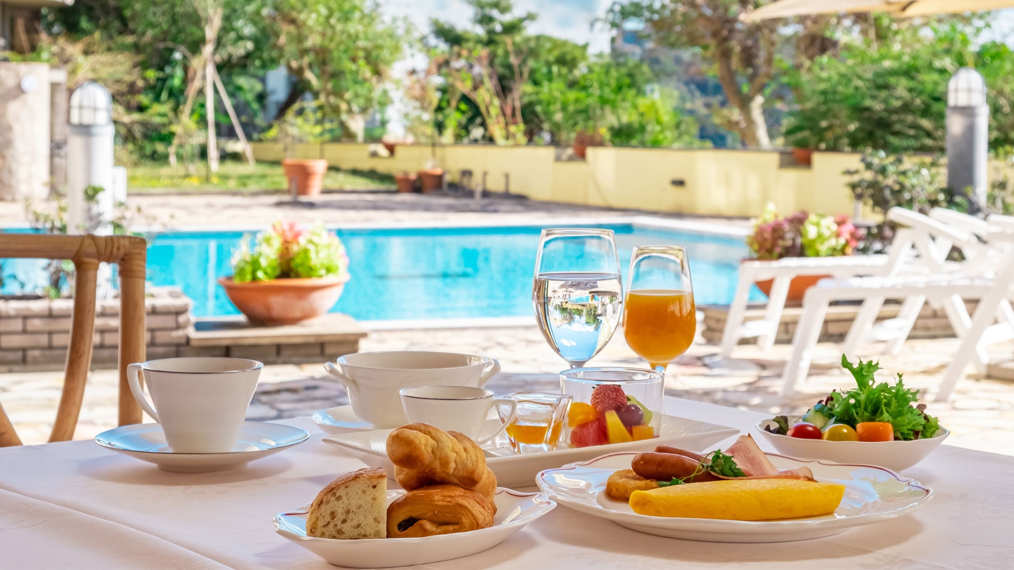 Enjoy breakfast in a restaurant bathed in the morning sunshine