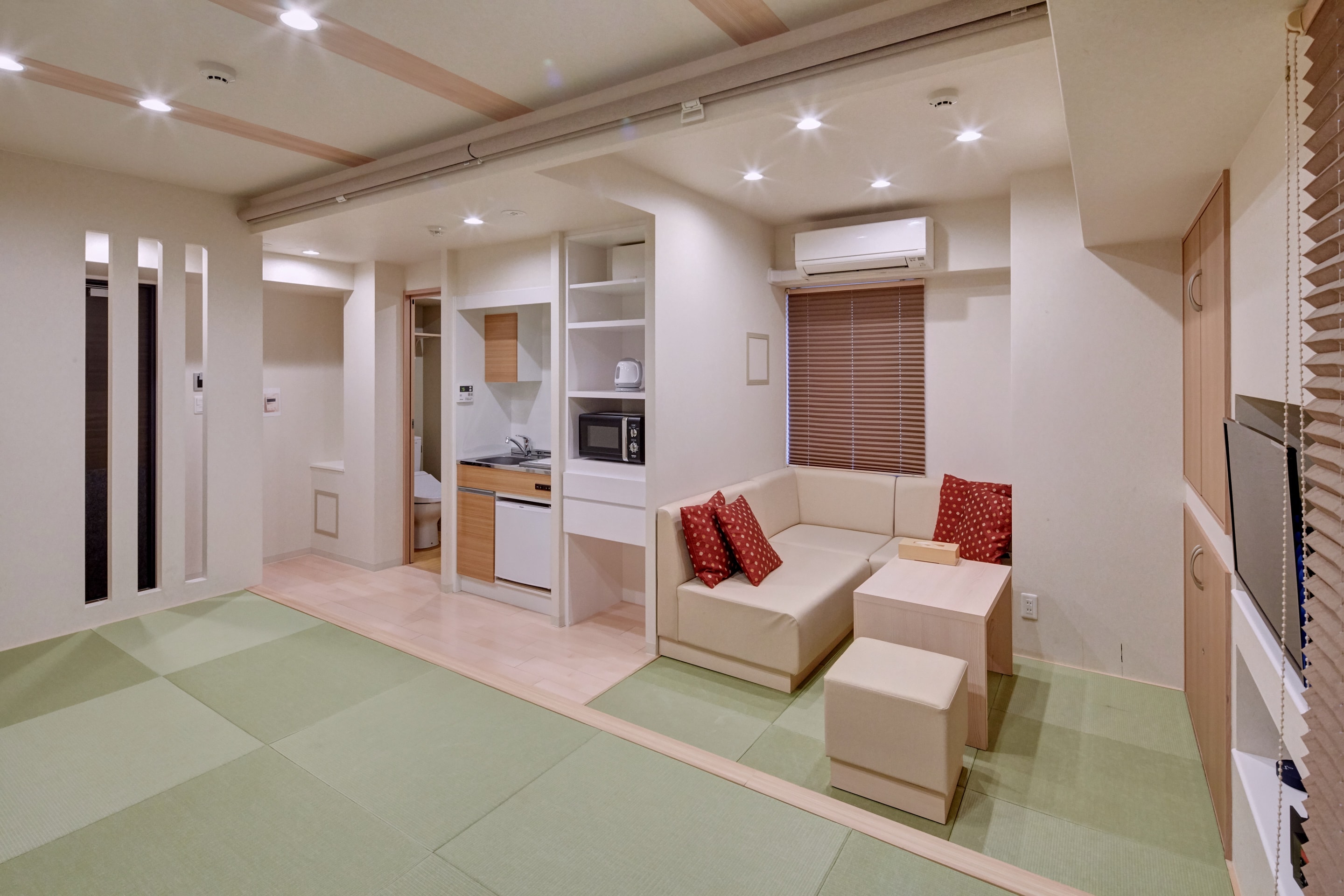 Japanese-style family room for up to 4 people