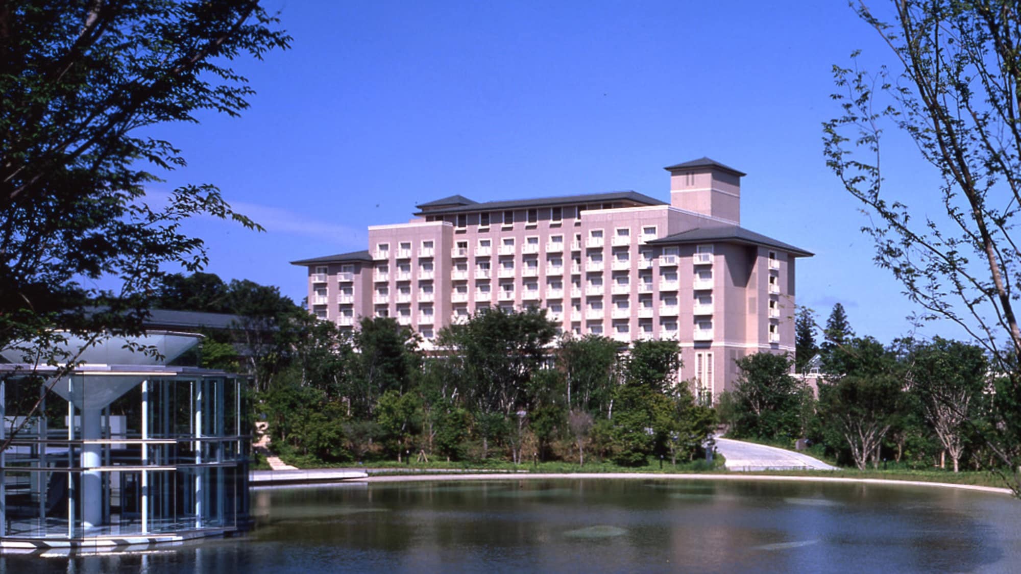 [Eksterior Hotel] Silakan habiskan waktu bersantai di hotel indah yang terletak di tepi danau yang tenang ini.