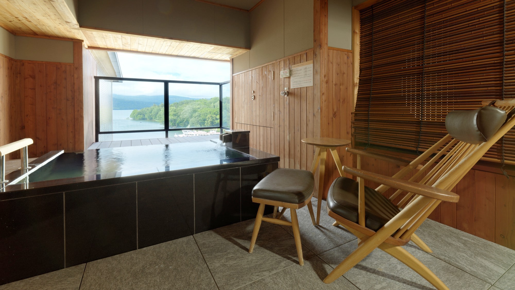 [有露天浴池] Kazenoza Suite（客房示例）/有面向湖的露天浴池和休閒室。