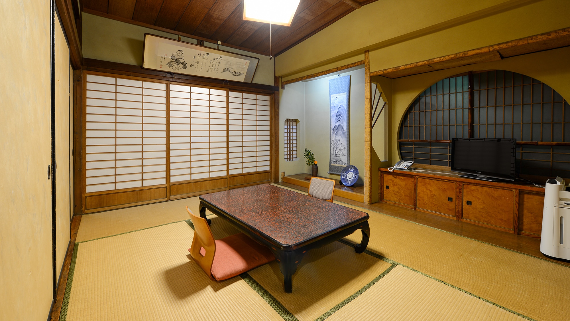 *[Example of guest room] A traditional Japanese-style room. We will prepare rooms according to the number of people.