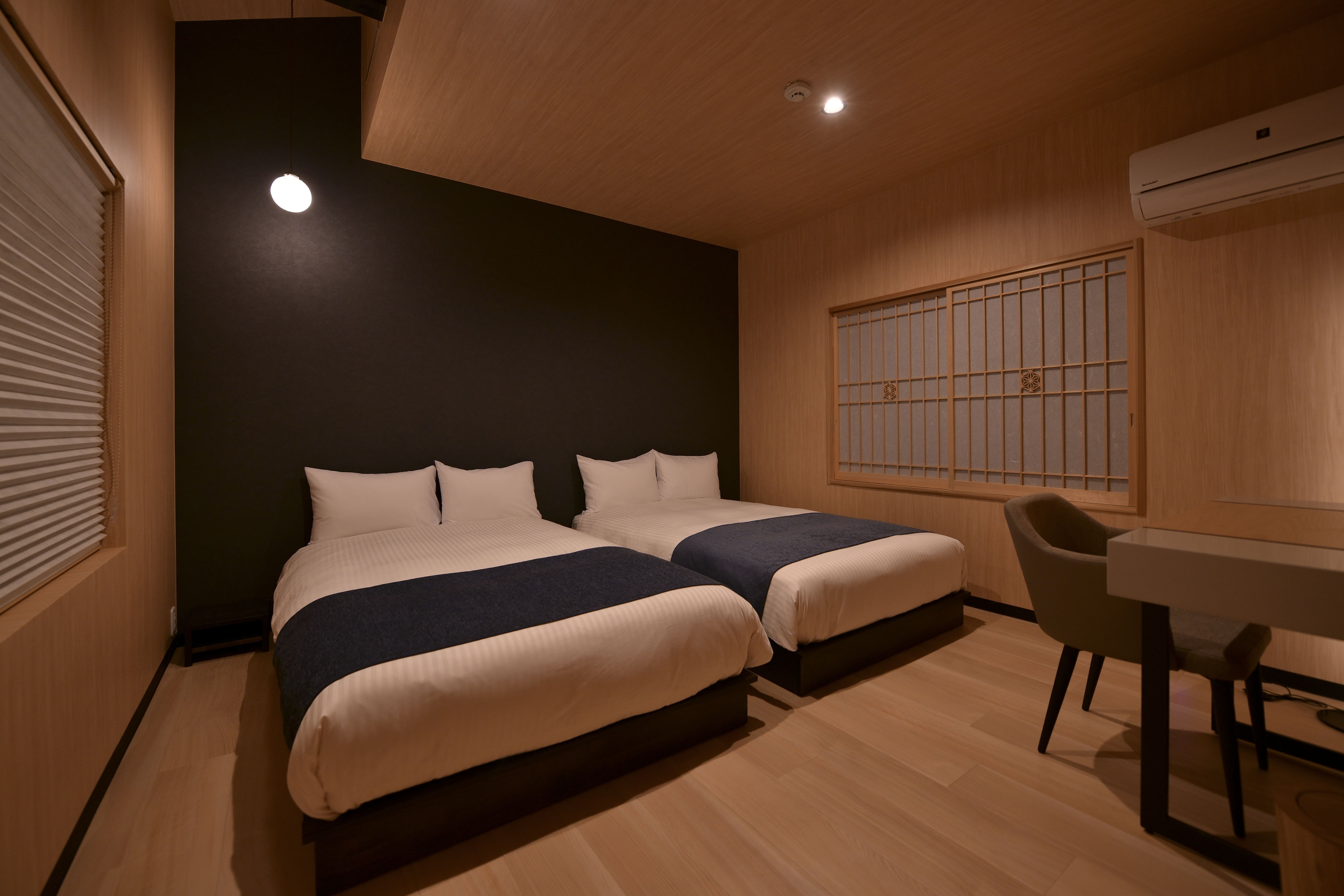 Semi-double bed bedroom (top image)