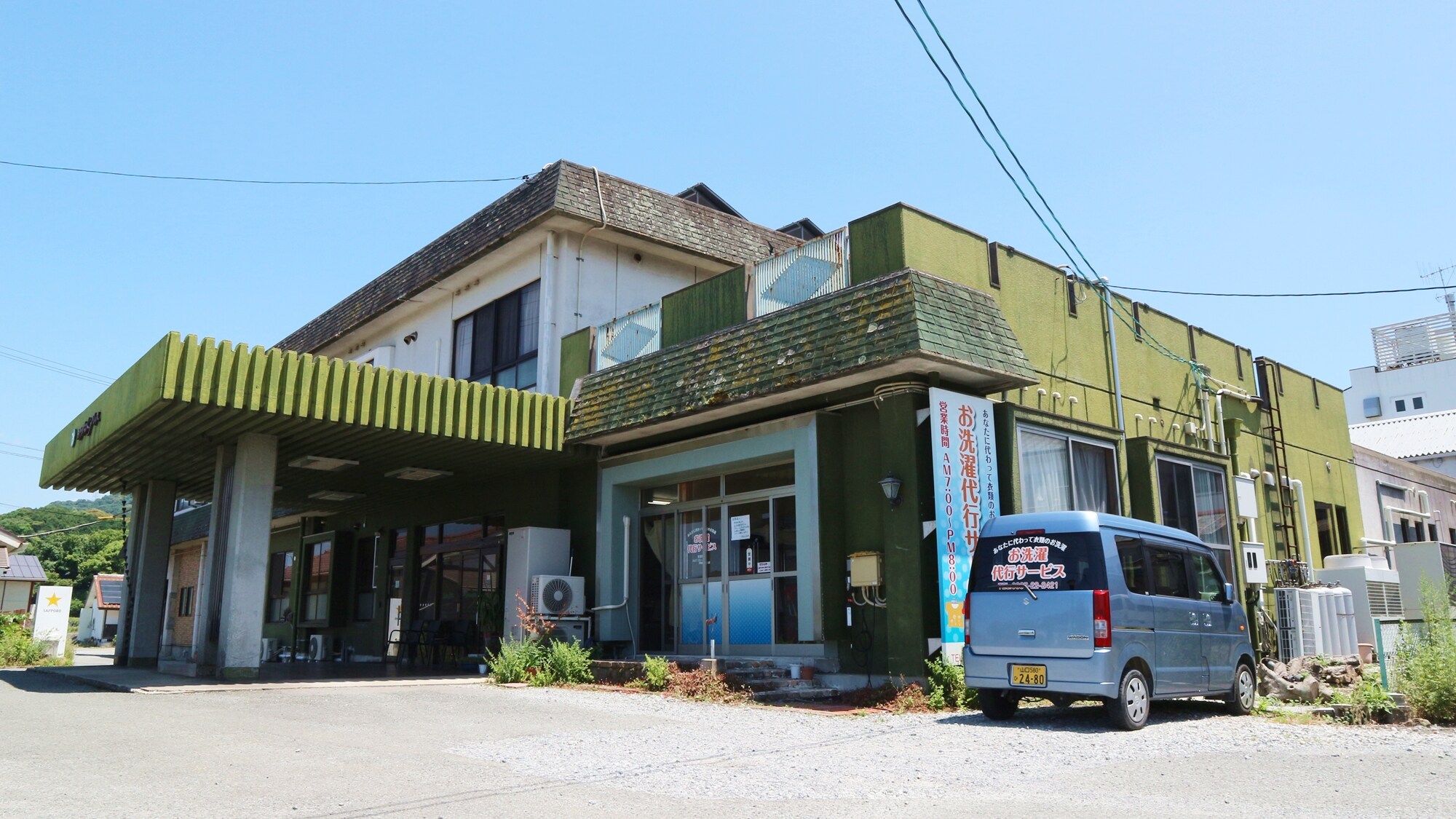 *[ภายนอก] ตัวอาคารหลักเป็นบ้านทรงกระท่อมสไตล์ตะวันตก ห้องเดี่ยวมีห้องน้ำและห้องส้วม