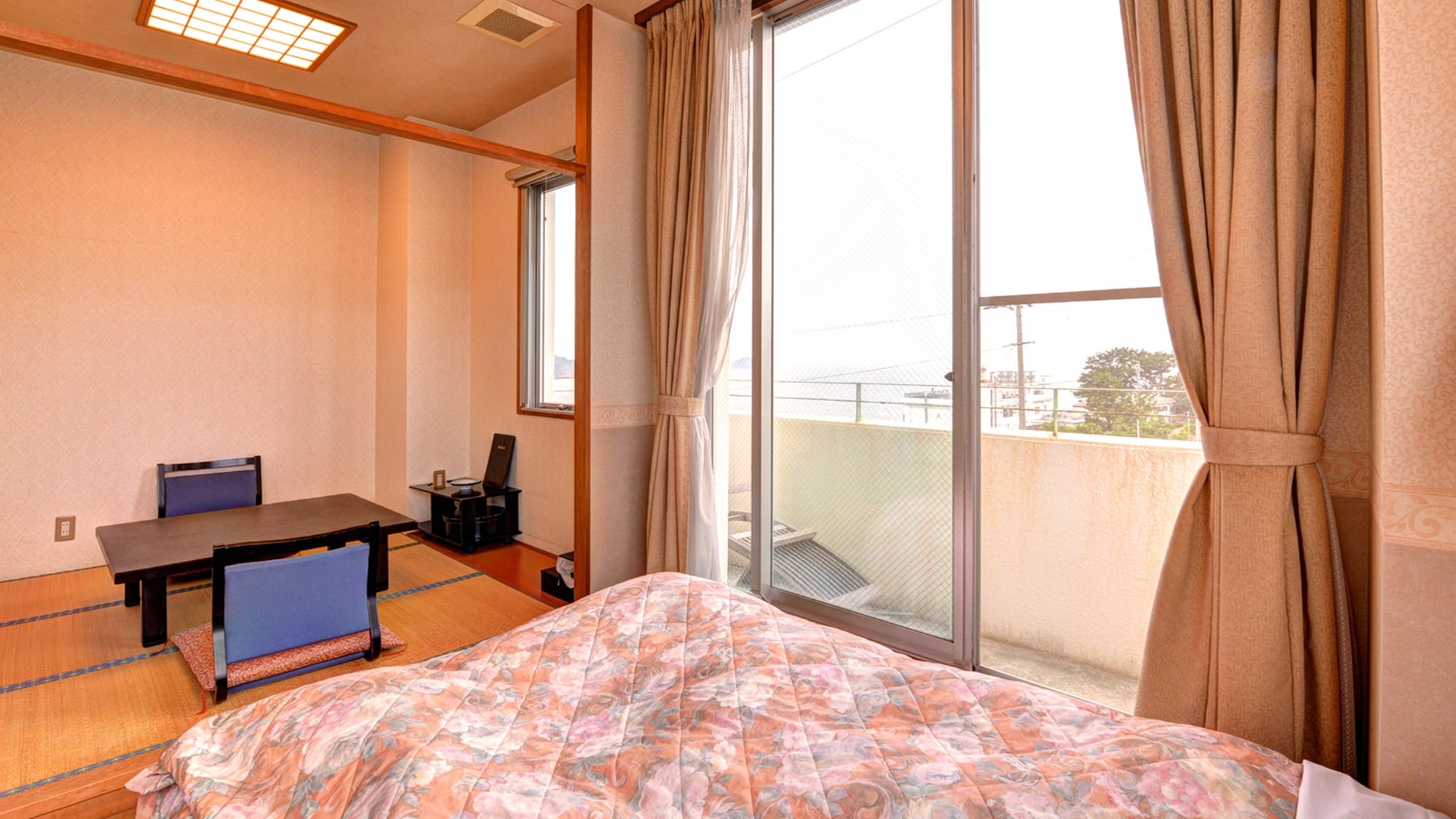 *Japanese-Western room (example of guest room)/A room where you can enjoy the best of both Japanese and Western styles. Enjoy a good night's sleep in a fluffy bed.