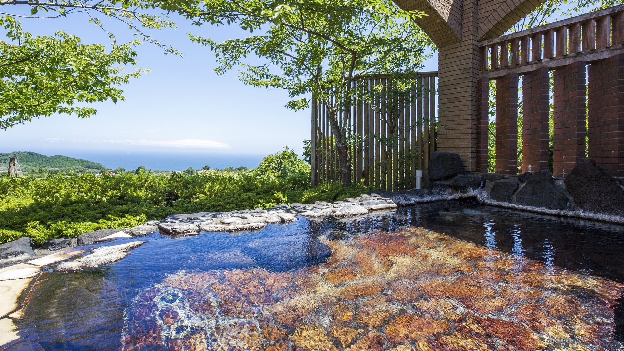 源泉かけ流しの露天風呂