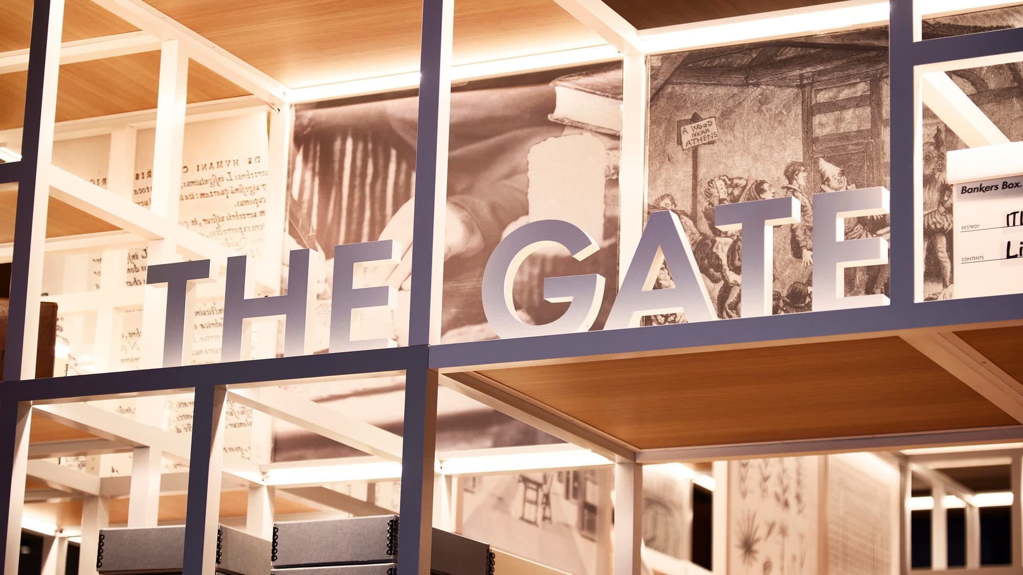 THƯ VIỆN | Một cánh cổng lớn chào đón khách -- cánh cổng