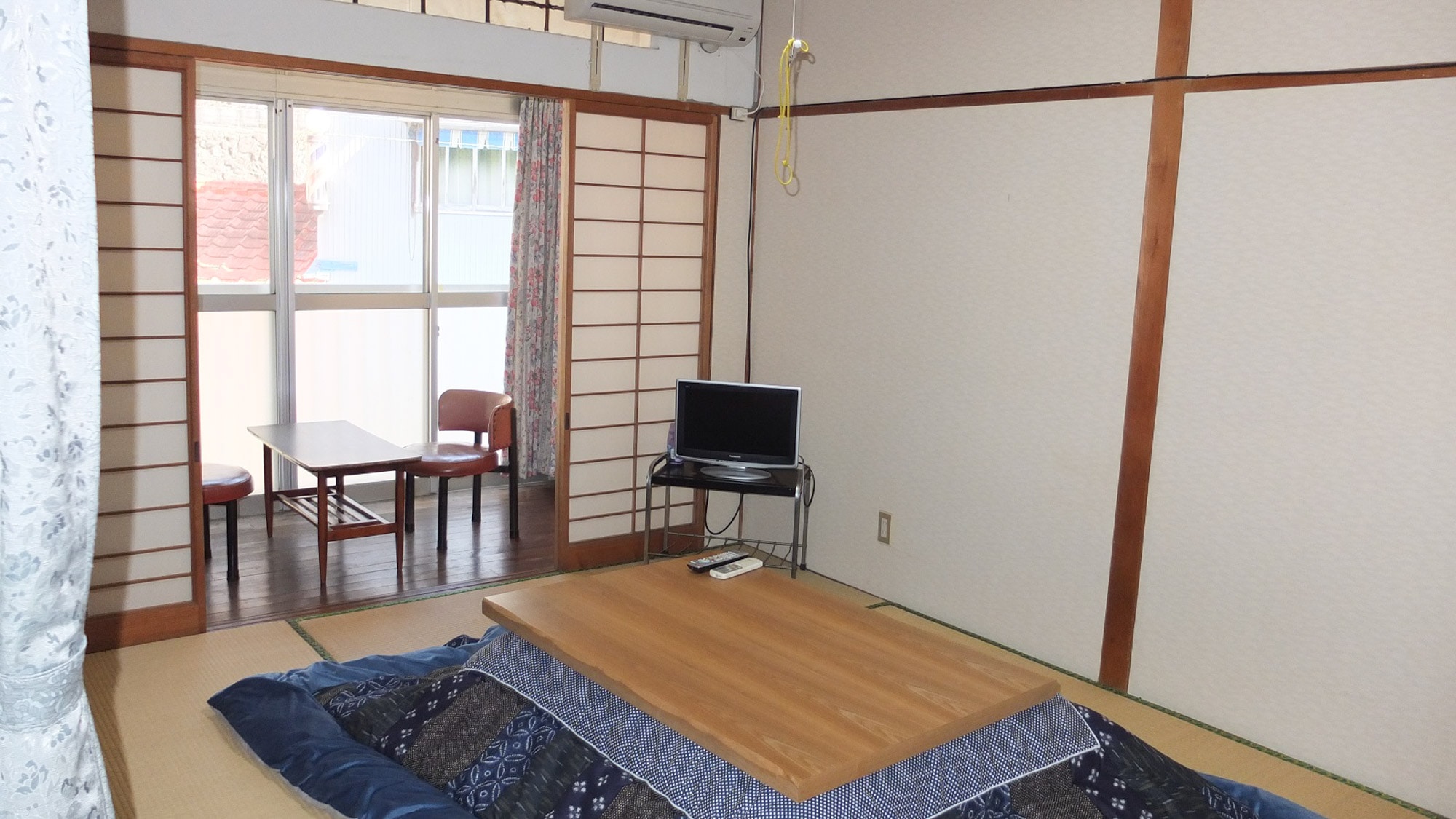 *[Example of a 6-tatami Japanese-style room] A simple room unique to a hot spring resort