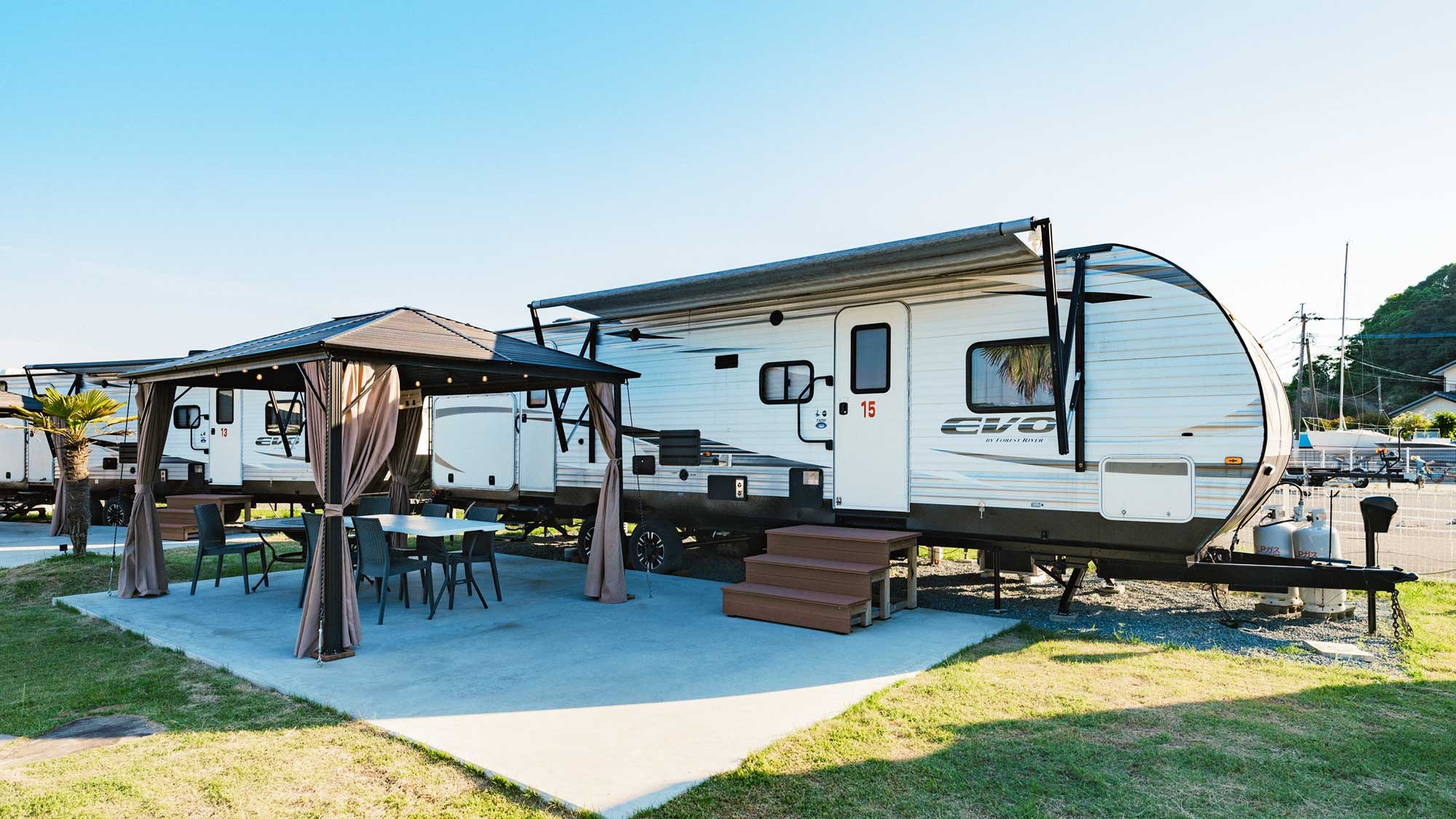 [Trailer house] There is space between each trailer house, so you can enjoy BBQ without worrying about the people around you.