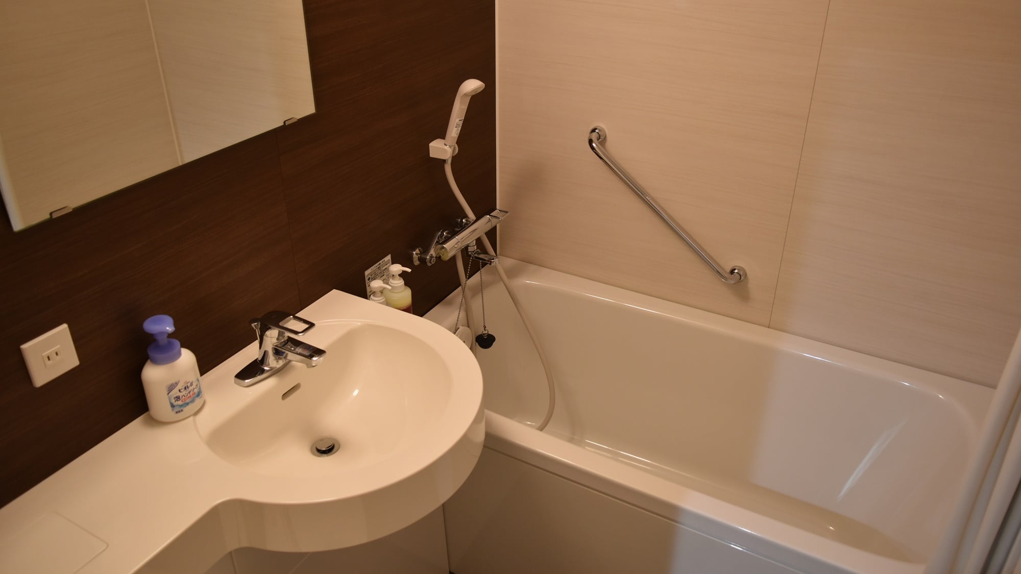 *Guest room facilities/All rooms have a unit bath