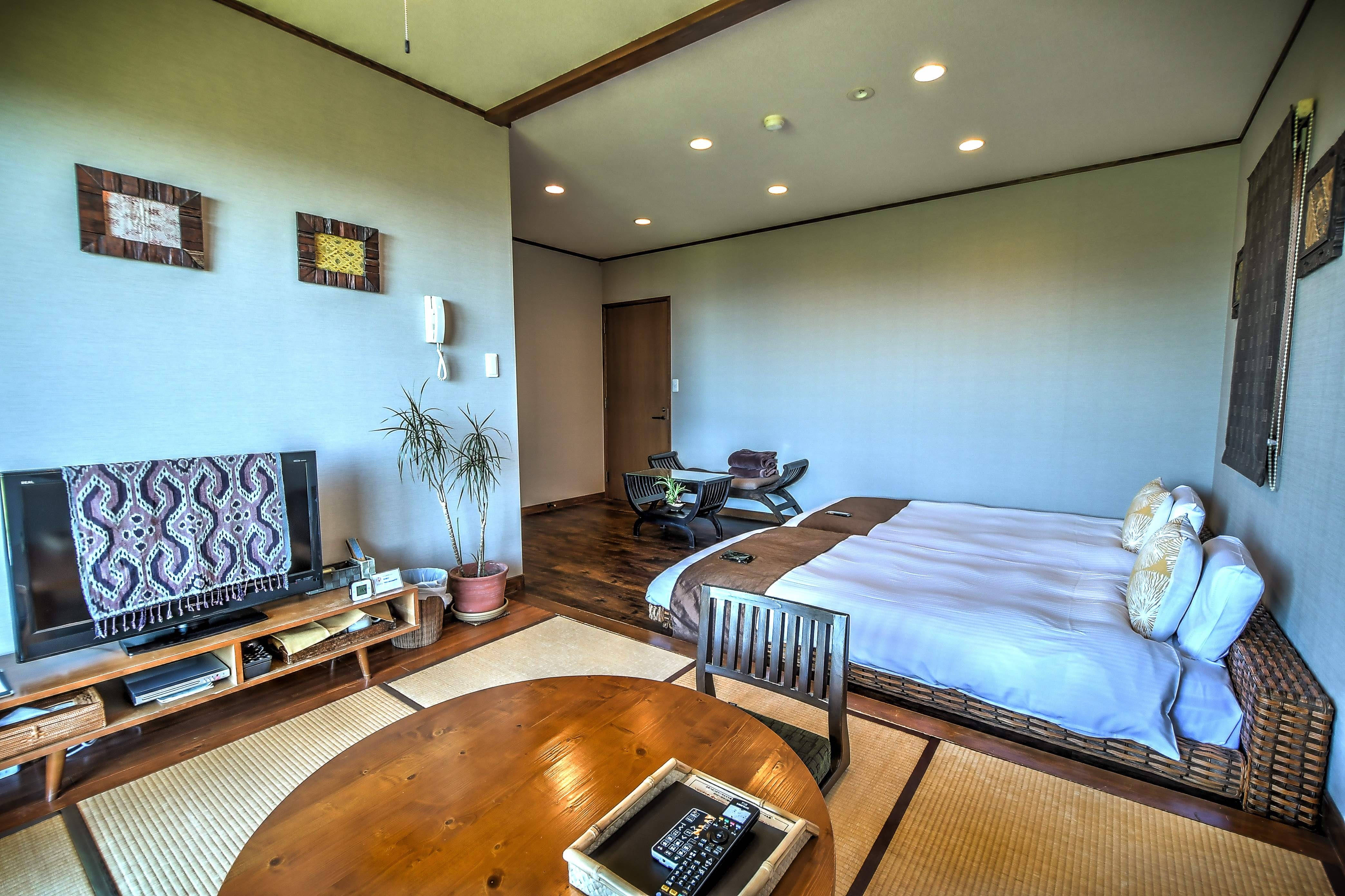 [Mon] Japanese-Western style room where you can relax on tatami mats