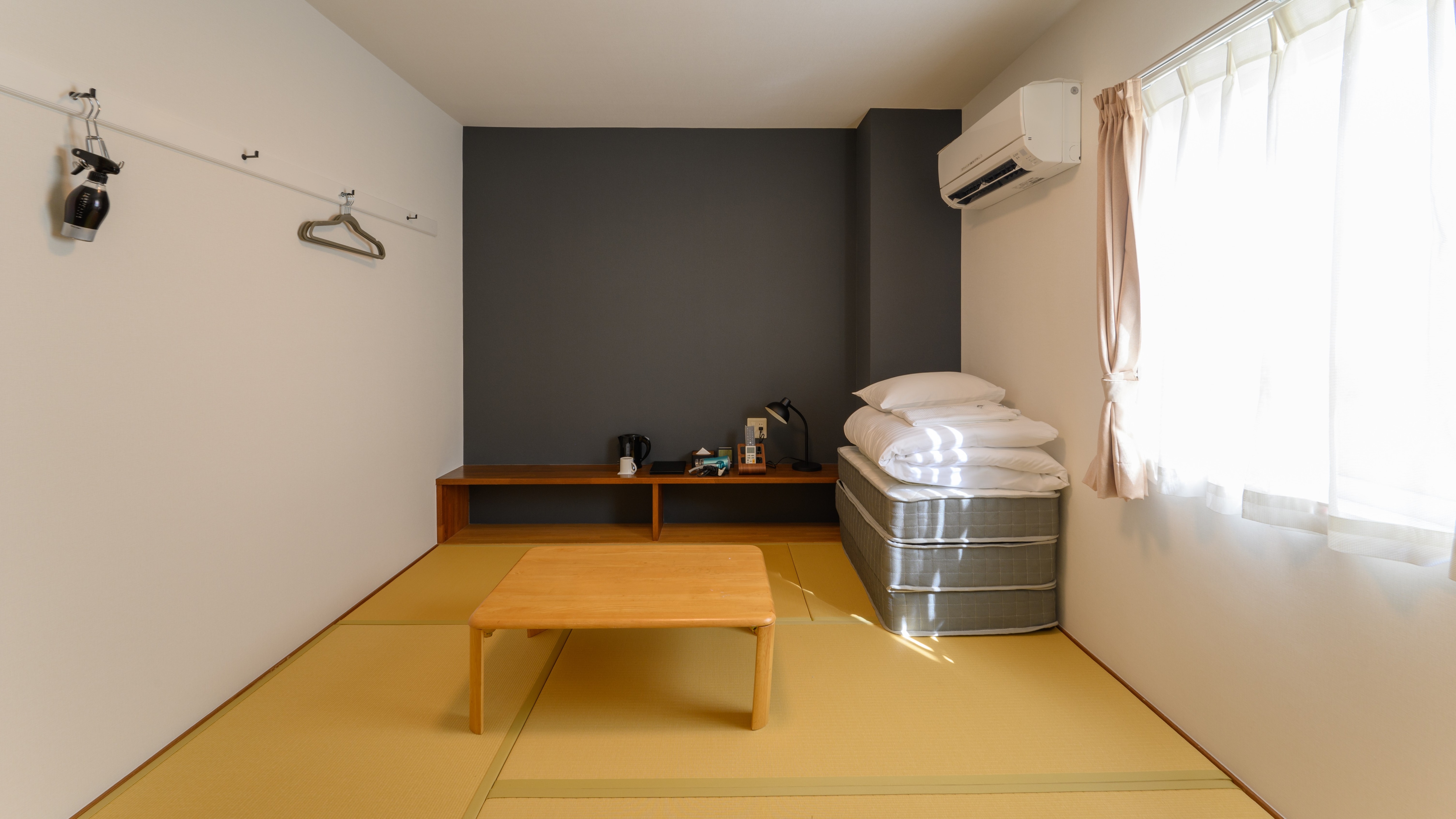 Japanese-style twin room: A room with a nostalgic atmosphere, equipped with a mattress bed on a tatami floor. (Example of a guest room)