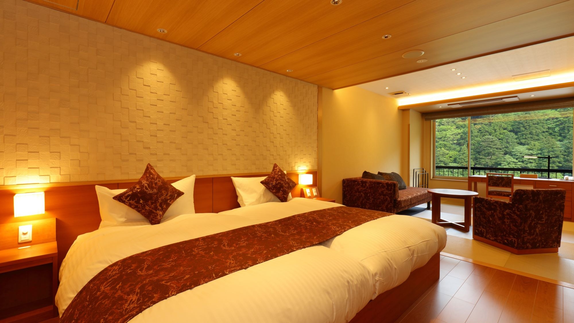 A new Japanese-Western style room with a bath with a view, a comfortable bed (35 square meters), free refrigerator