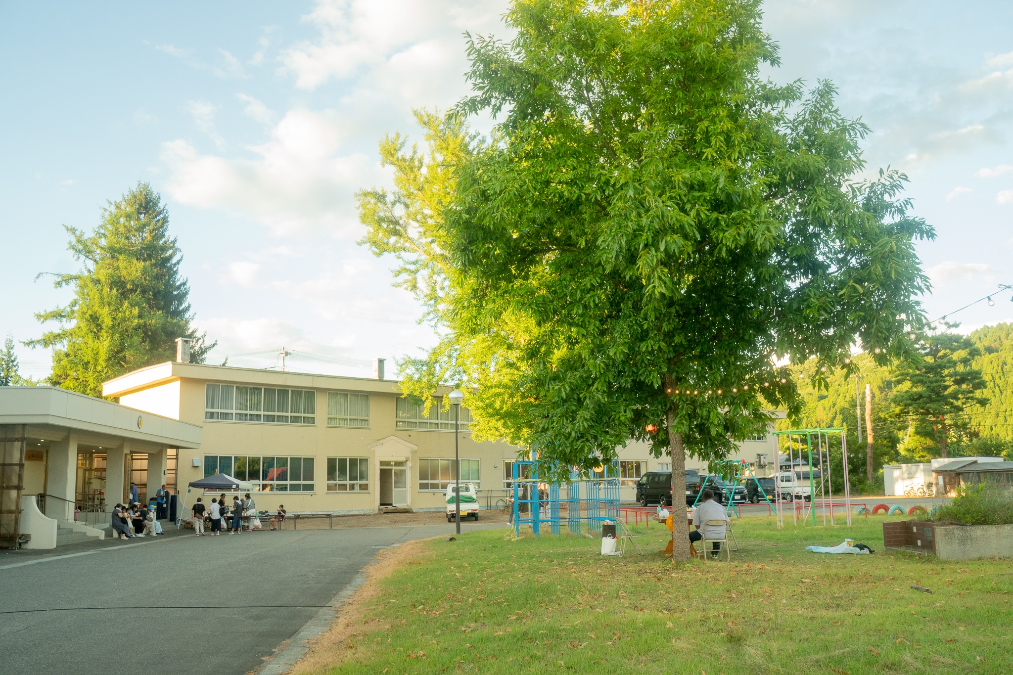 Tòa nhà trường học gợi lên cảm giác hoài niệm về thời kỳ nó còn là một trường tiểu học.