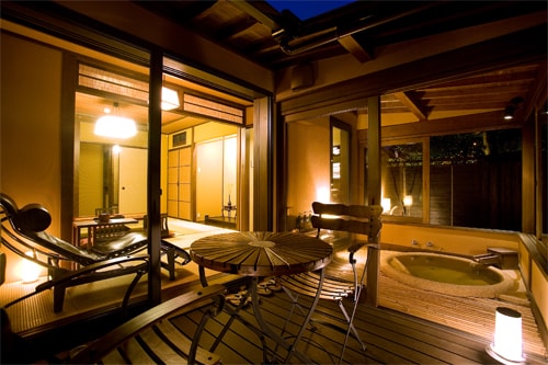 Guest room with open-air bath