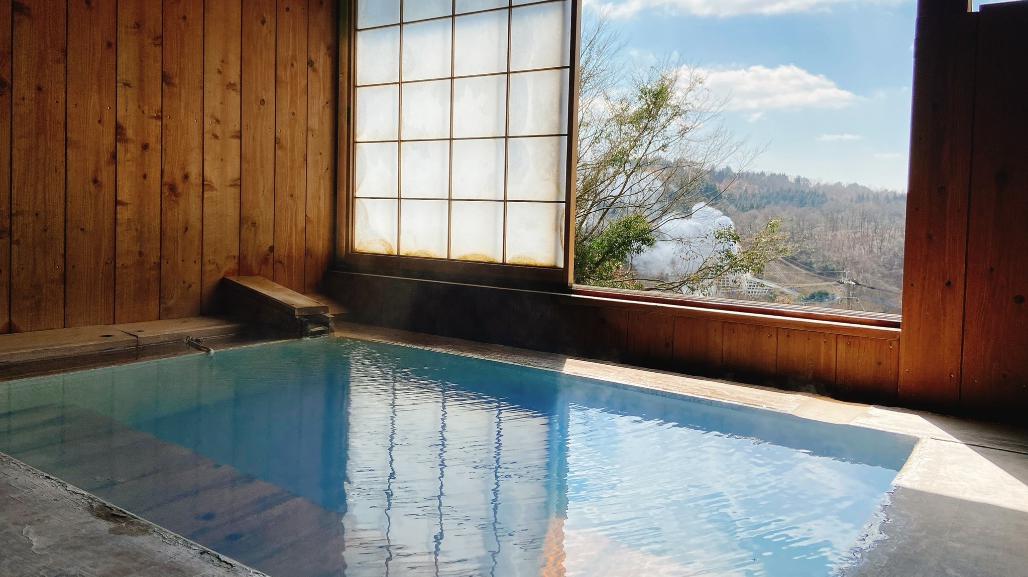 The bath in the detached building. An indoor bath exclusively for the detached building, overlooking the Waida Onsen area.