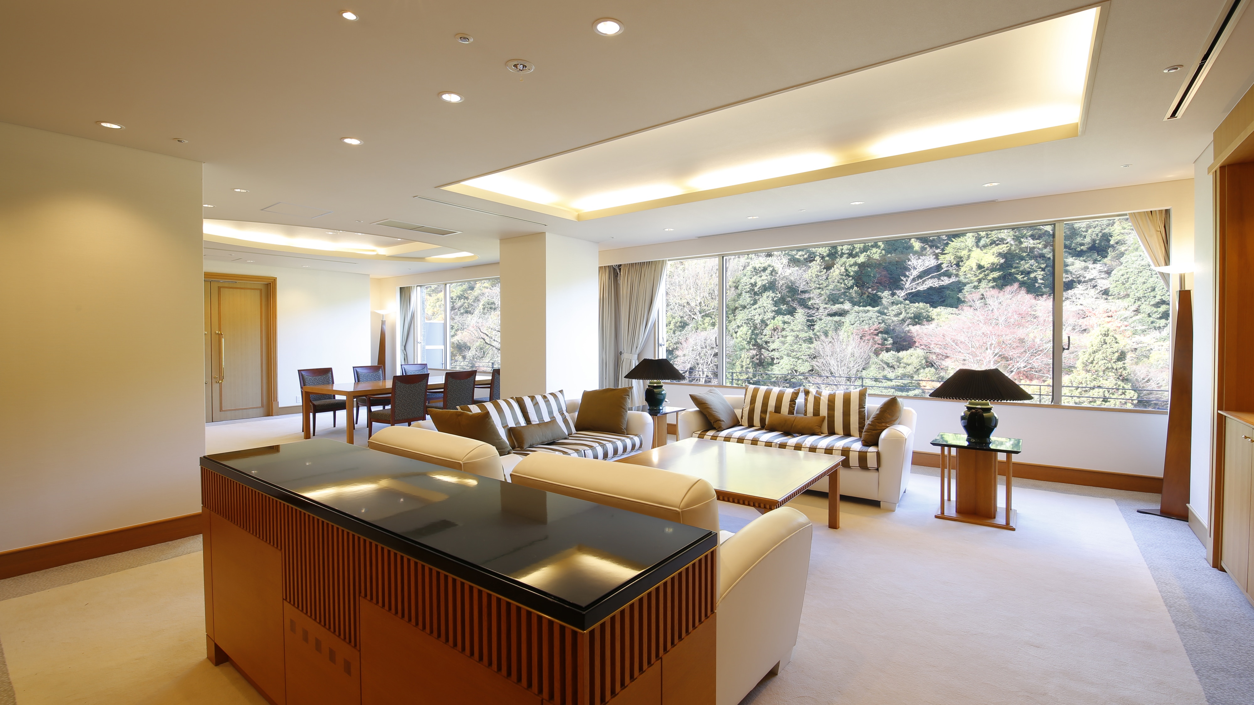 Royal Suite di lantai paling atas TV 60 inci yang kompatibel dengan 4k tersedia di ruang tamu.