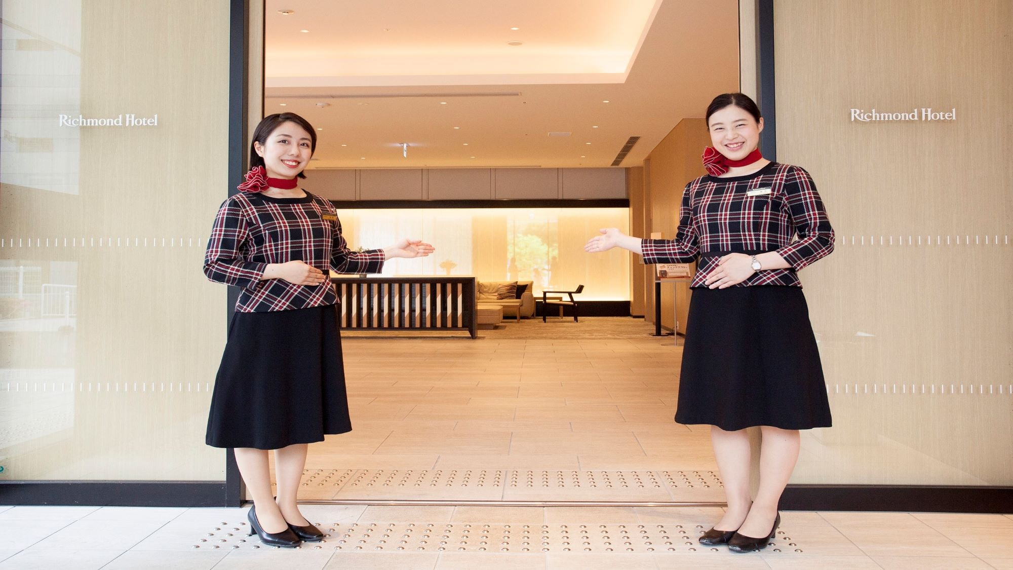 Nếu bạn có bất kỳ câu hỏi nào, xin vui lòng hỏi nhân viên phía trước.