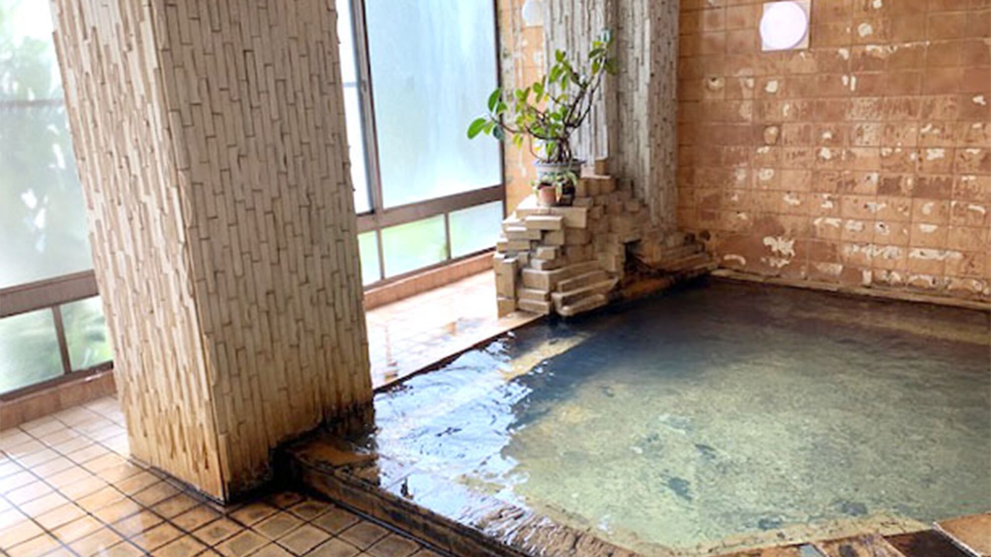 ・Abundant natural hot spring water flows directly from the source