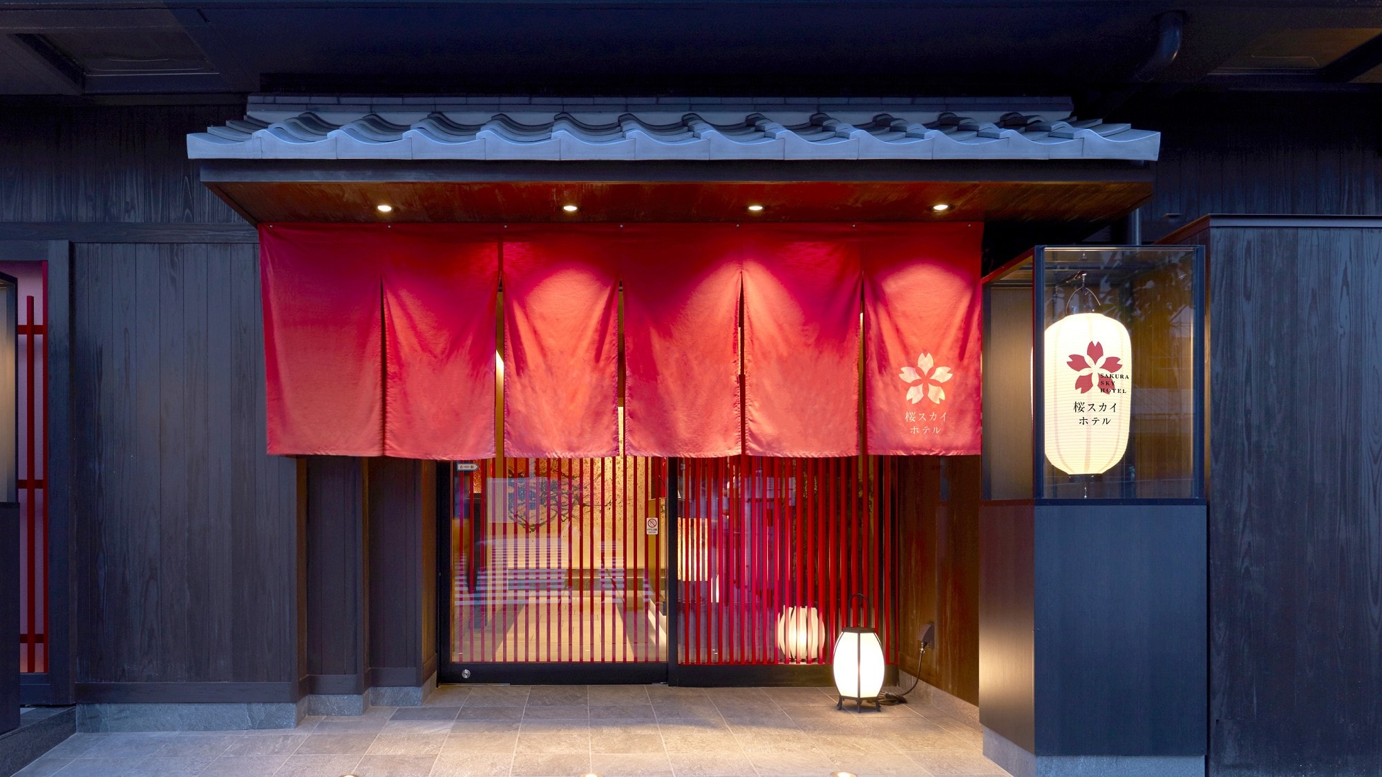 [Entrance] Cherry-colored curtains and lanterns are the landmarks
