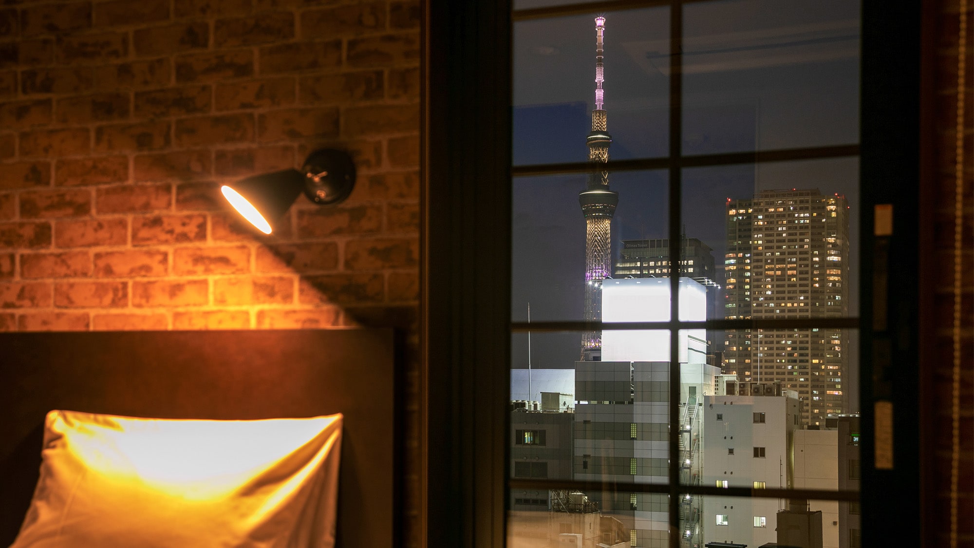 ・ From the upper floors (8th to 10th floor corner rooms only), you can see the illuminations of the Sky Tree at night.