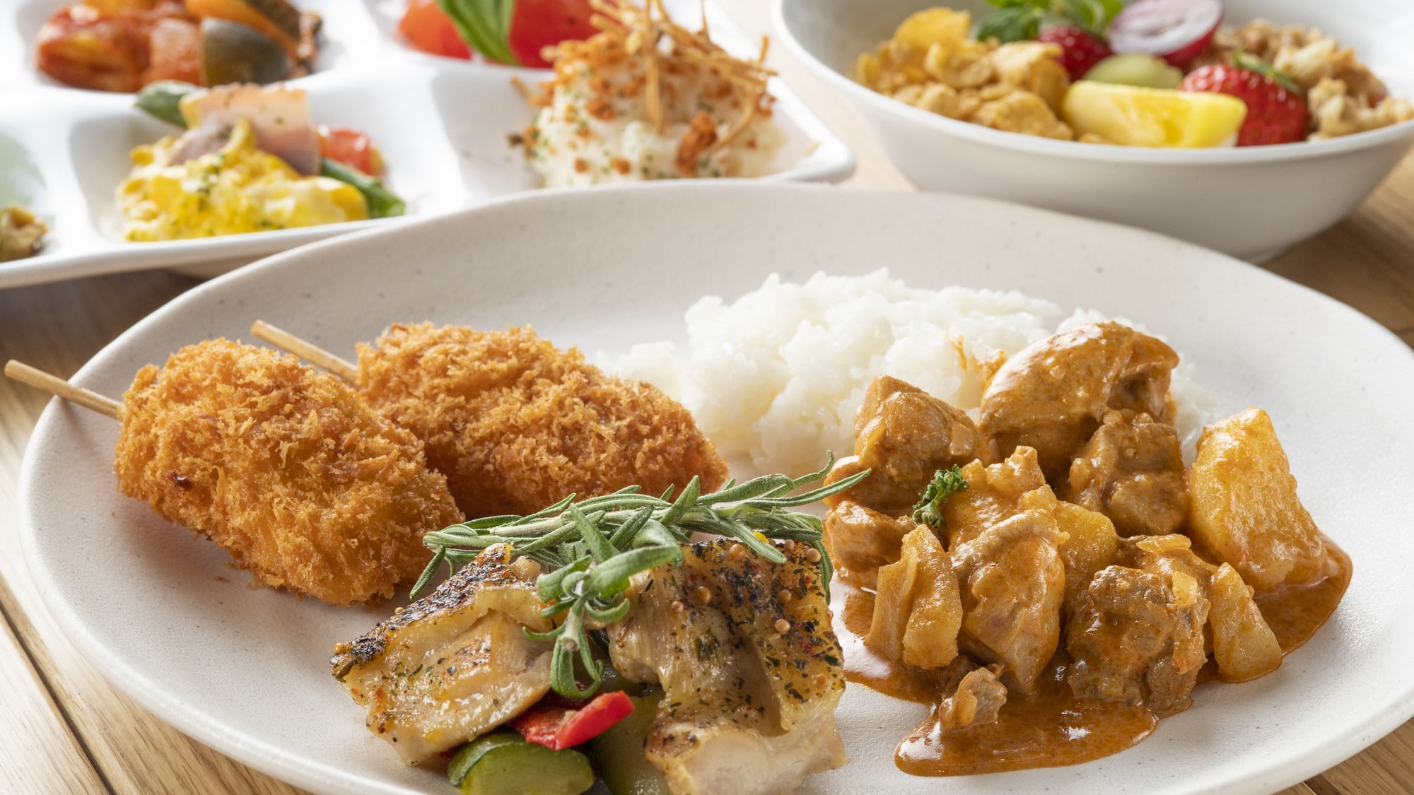 We have a wide variety of spicy chicken curries and classic Japanese and Western dishes, including Nagoya food.