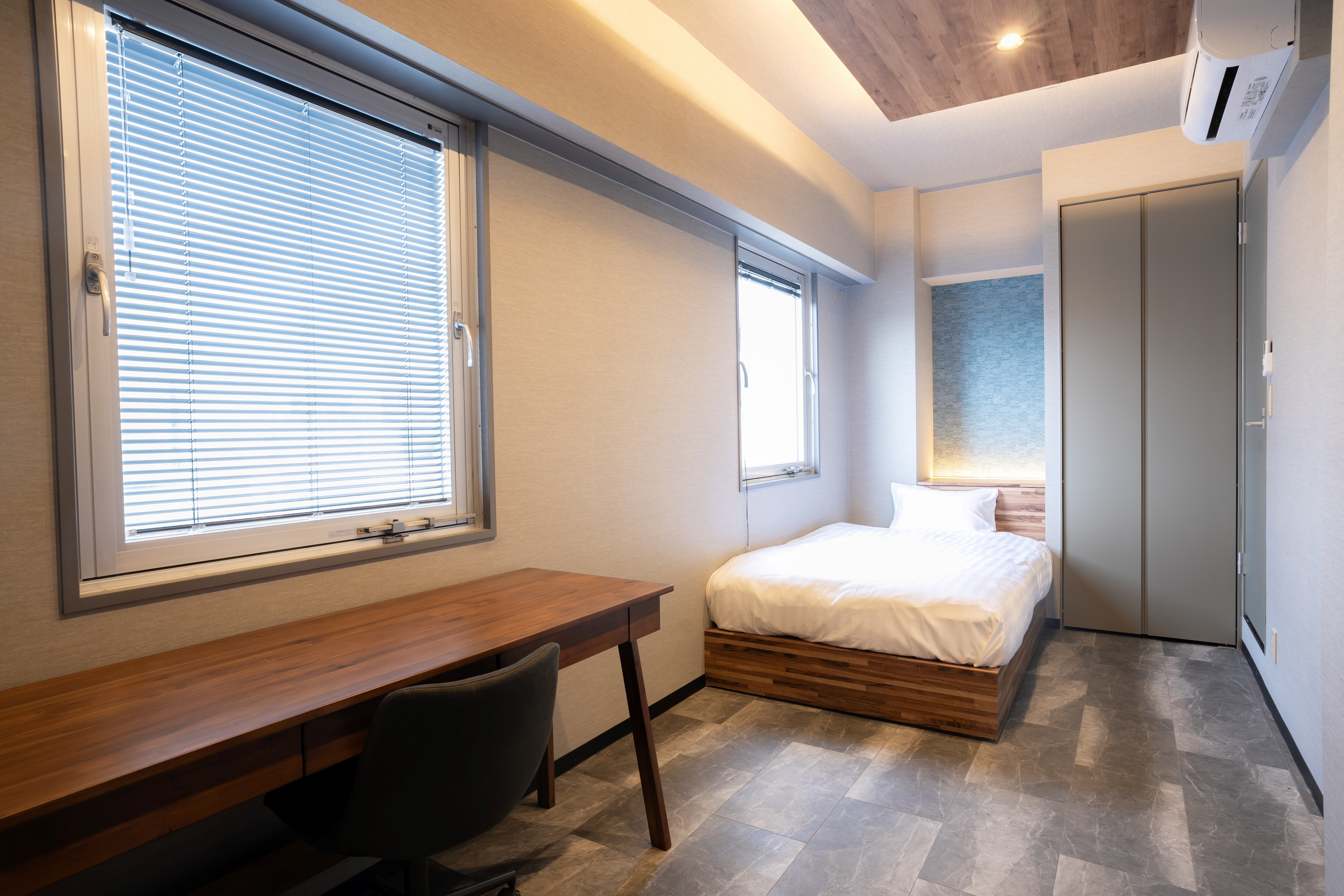 Annex, semi-double bed, front desk on the first floor of the new building