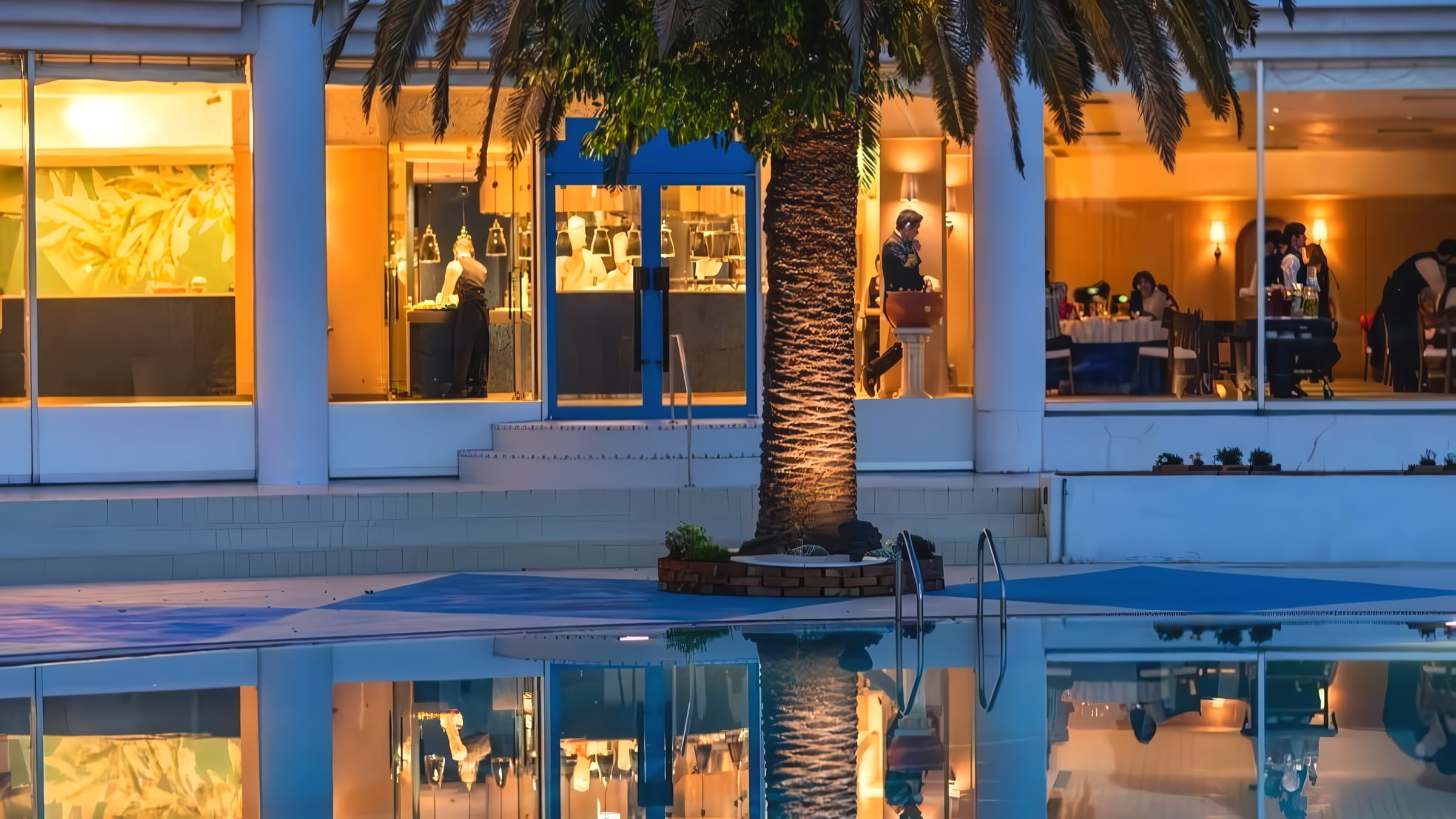 ホテル外観／夜景