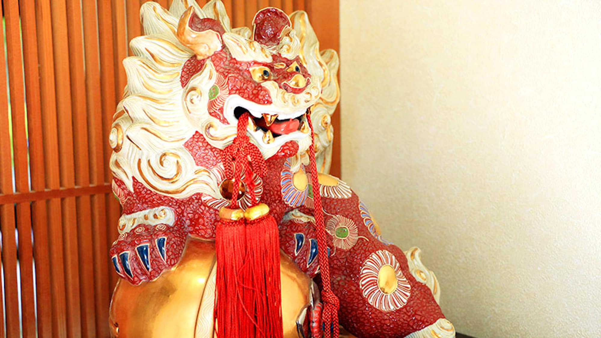 ・Carefully selected antiques and objets d'art will entertain you throughout the room and garden.