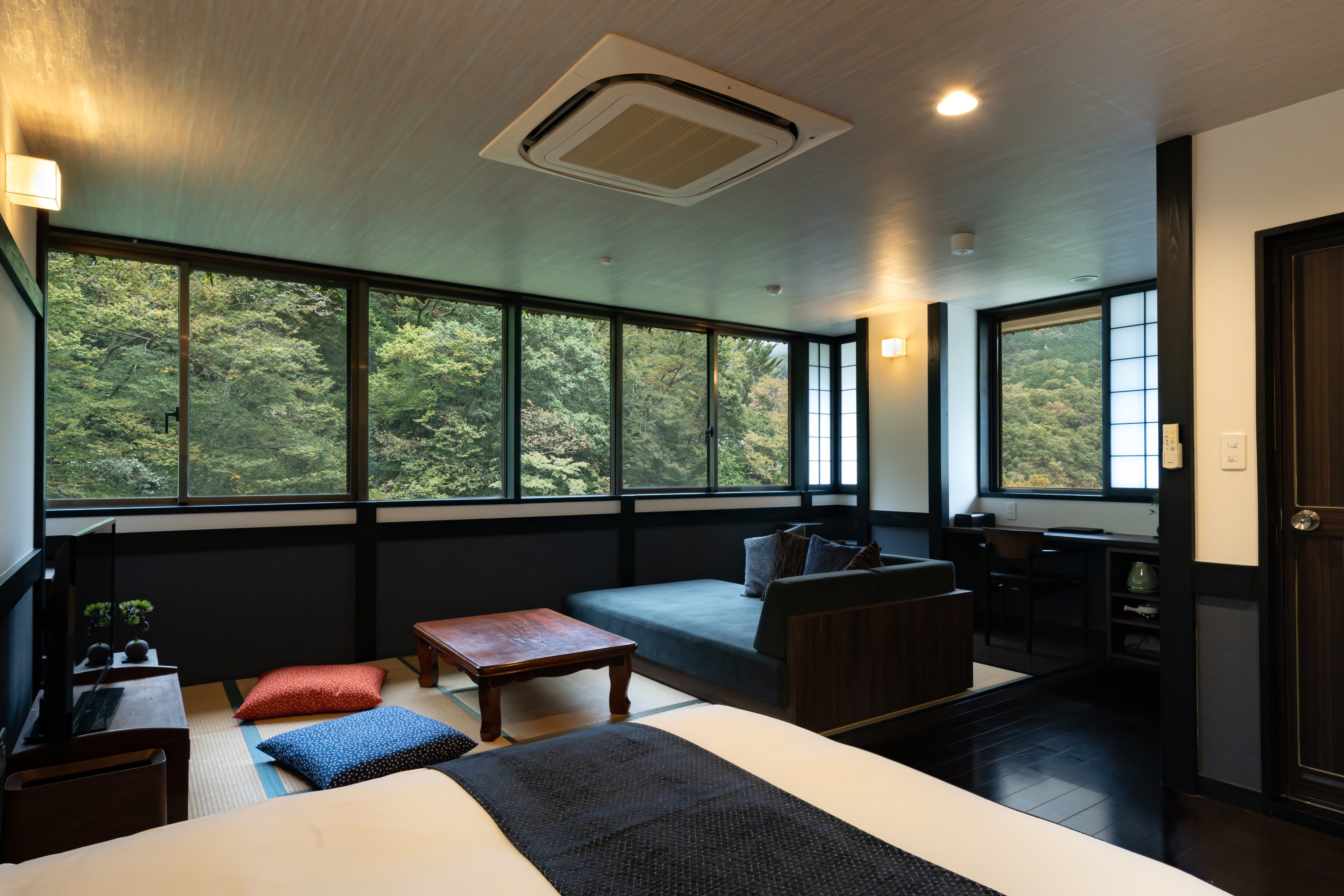 Room 5 / Room.05
