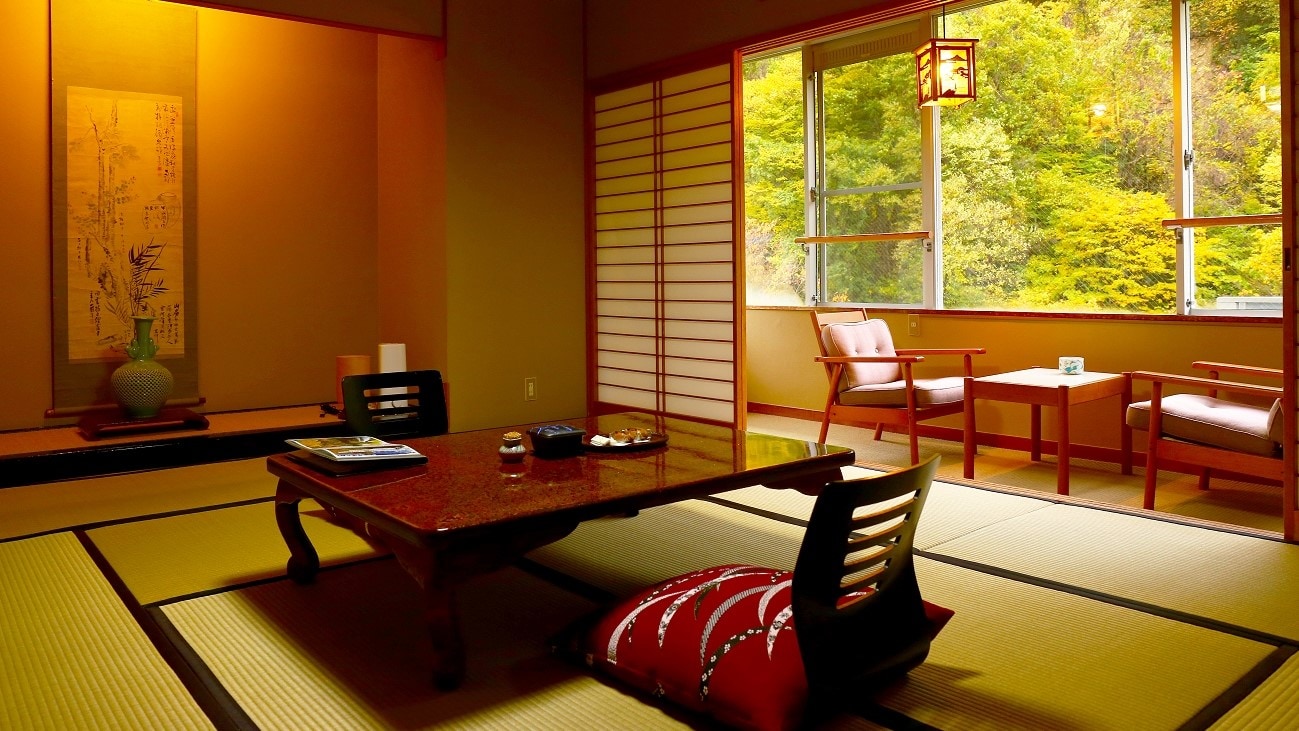■ Sương mù buổi sáng - Tận hưởng thời gian thư giãn trong phòng tatami trong khi ngắm lá mùa thu
