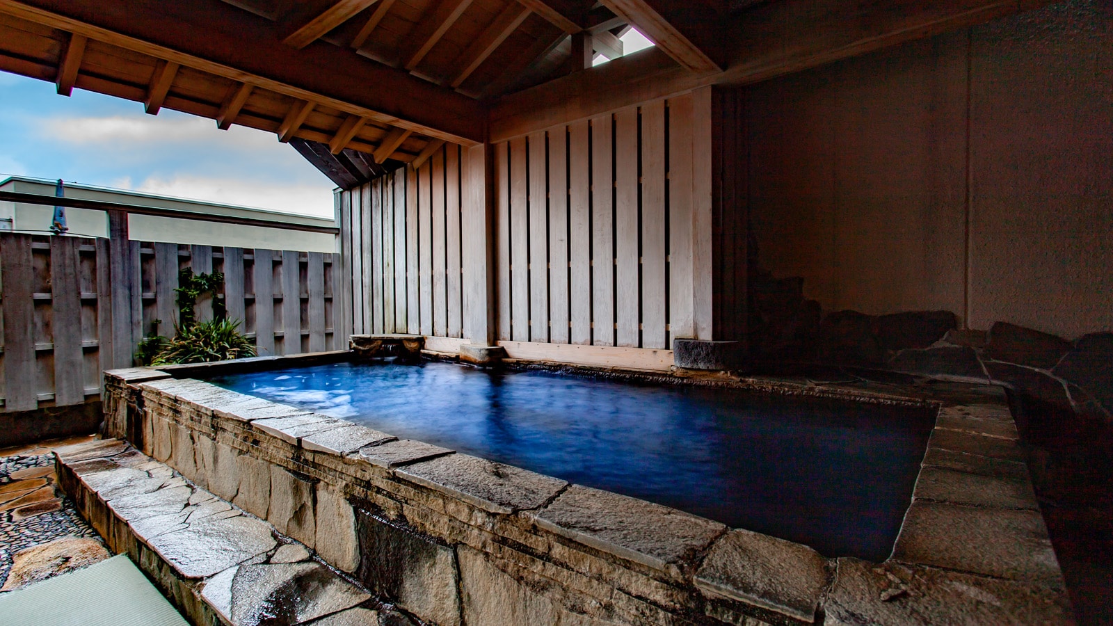[Phòng tắm ngoài trời dành cho phụ nữ] Phòng tắm ngoài trời cũng được trải chiếu tatami. Bạn có thể tận hưởng một trong những phòng tắm tatami lớn nhất ở phía bắc Kanto.
